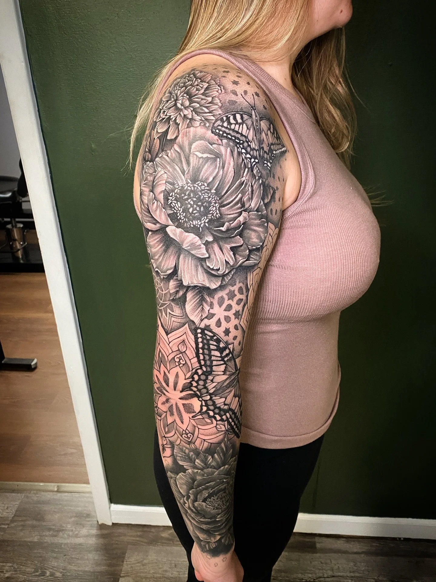 In progress sleeve on @_angellaird_ ☺️ really loving how it&rsquo;s coming together! #finelinetattoo #painterlytattoo #supportgoodtattooing  #thebesttattooartists #tattoomagazine #radtattoos #inked #ladytattooers #mandala #blackwork