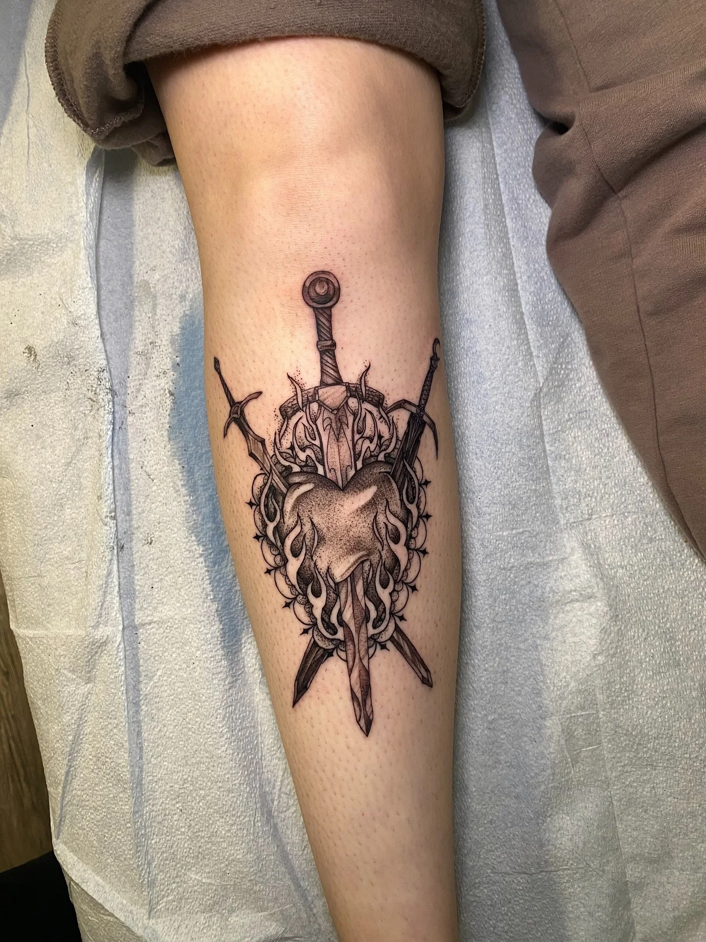 ❤️&zwj;🔥 fire heart❤️&zwj;🔥 did this Massiverse flaming heart for my bestie @lyssatacker a little over a week ago, which has the swords from Throne of Glass, A Court of Thorns and Roses, and Crescent City! Also got a healed shot of her Winged Victo