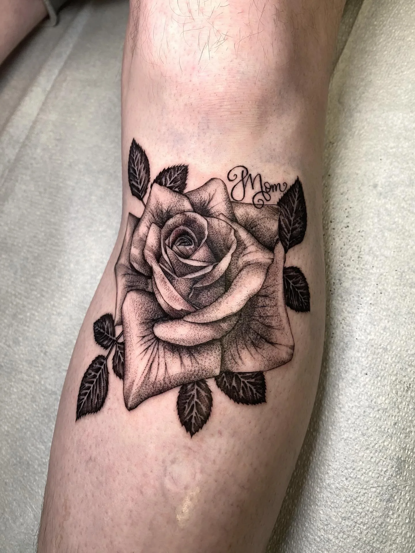 For Lonnie&rsquo;s mom! 🌹 y&rsquo;all have kept me so busy I&rsquo;ve been forgetting to post haha. Books will open again on Dec 1st for Jan-April 2026 🫶🏻 

⏳2 hours

#finelinetattoo #painterlytattoo #supportgoodtattooing  #thebesttattooartists #t