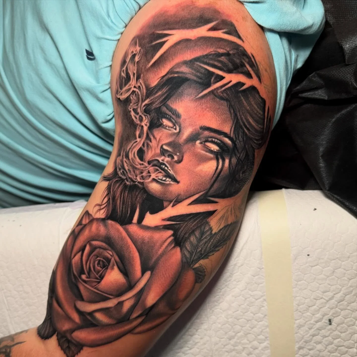 Sleeve in progress on @taylor_mahan7 🤪 Lady faces are my absolute fave thing to tattoo, so please ask for them when I open my books again 🙏🏻🥰 #finelinetattoo #painterlytattoo #supportgoodtattooing  #thebesttattooartists #tattoomagazine #radtattoo