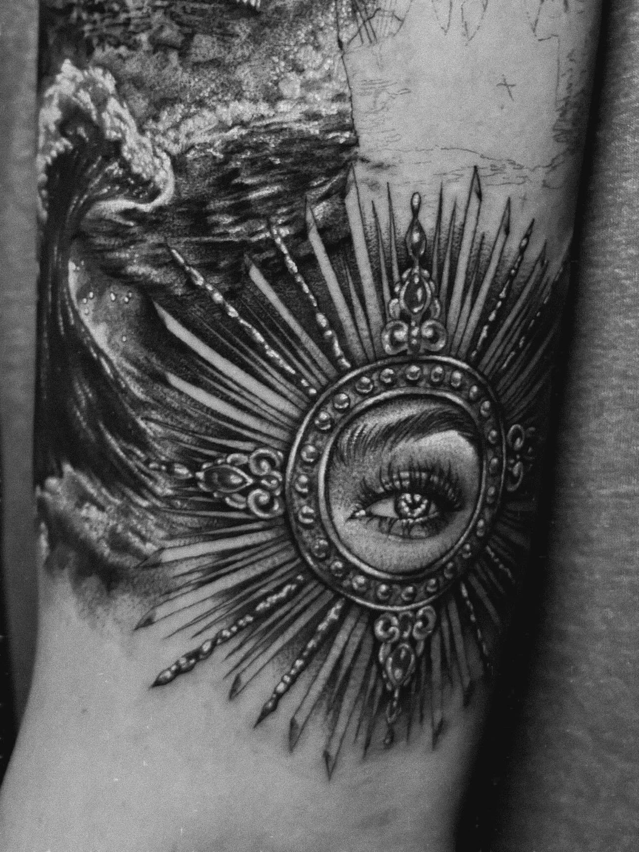 Some detail shots of a work in progress that @doopmitchell and I began yesterday. Very stoked so far 🤪

BOOKS OPEN DEC 1ST for 2026

⏳6 hrs in 

#finelinetattoo #painterlytattoo #supportgoodtattooing  #thebesttattooartists #tattoomagazine #radtattoo