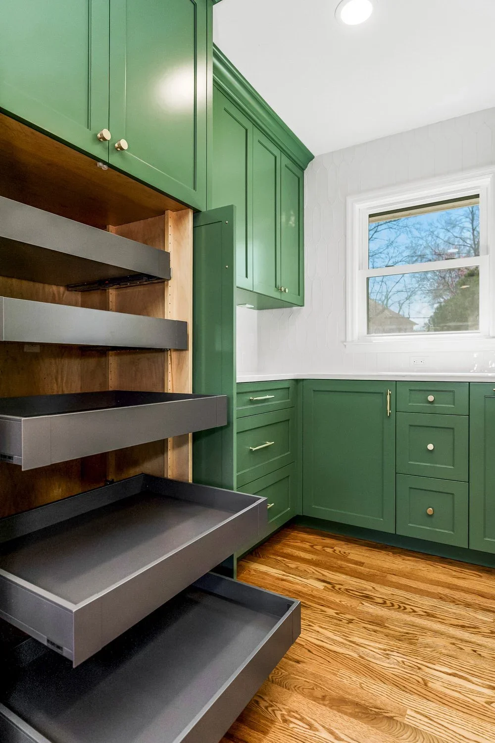 5 Must-Have Cabinet Features in Your High-End Kitchen Remodel (6).webp