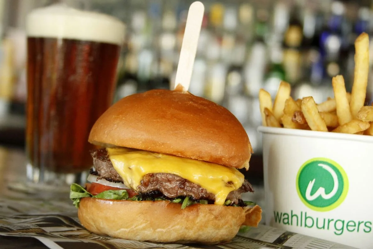 Wahlburgers: Social