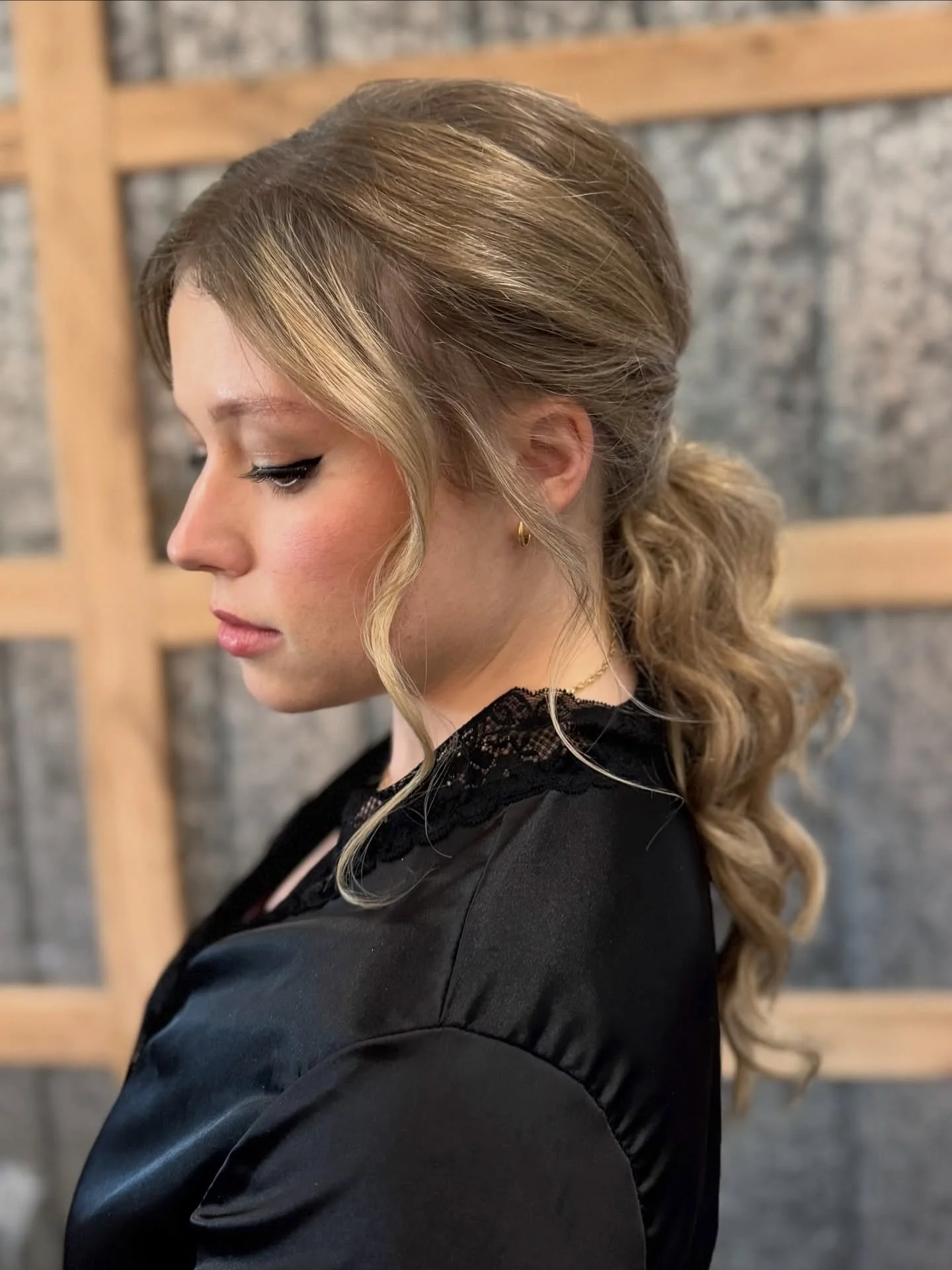 There’s something timeless about a soft pony with lived-in texture.
Anina created this look with loose waves, subtle volume, and just the right amount of undone movement — perfect for fall weddings, dinners, or any occasion that calls for
