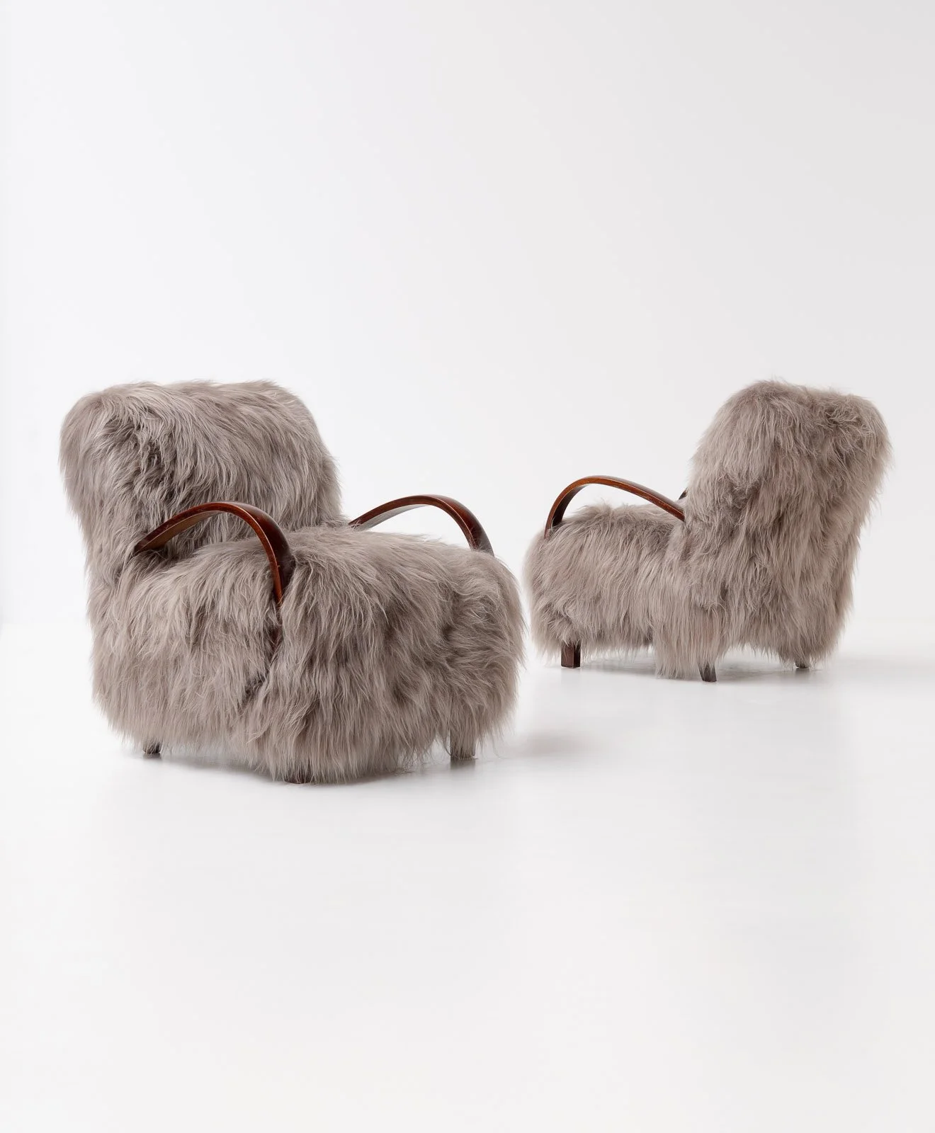 long-haired-sheepskin-armchairs-4.jpg