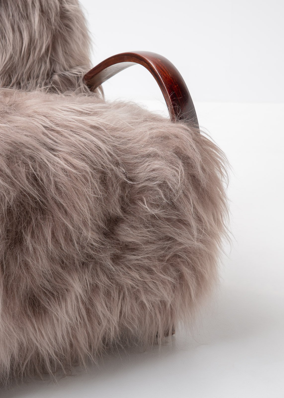 long-haired-sheepskin-armchairs-6.jpg