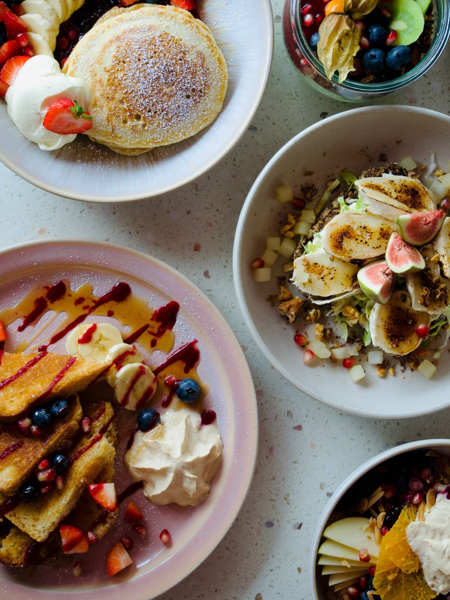 Einmal durch unsere Karte swipen, bitte. 
Von Sweet Cravings bis zu herzhaften Lieblingsgerichten - hier ist alles, was du f&uuml;r ein perfektes Fr&uuml;hst&uuml;ck brauchst. 

1. Breakfast Line Up mit French Toast, Pancakes, Grantinierten Ziegenk&a