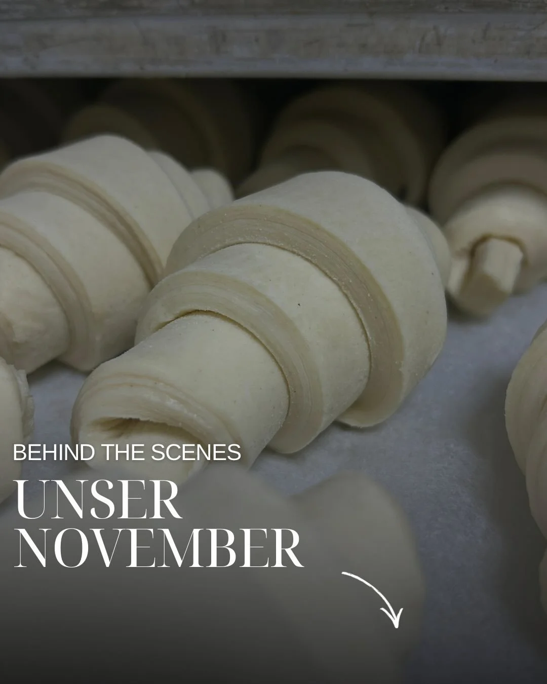 November wrapped 🍁⭐️📸
Croissants, Zimtstern-Hochsaison, Papa in der Backstube, Mini-Sous-Chef &amp; ganz viel Kreativ-Chaos.

1. Croissant Rohlinge - wir testen unsere neue Ausrollmaschine
2. Und so sieht&rsquo;s dann gebacken aus: from dough to gl