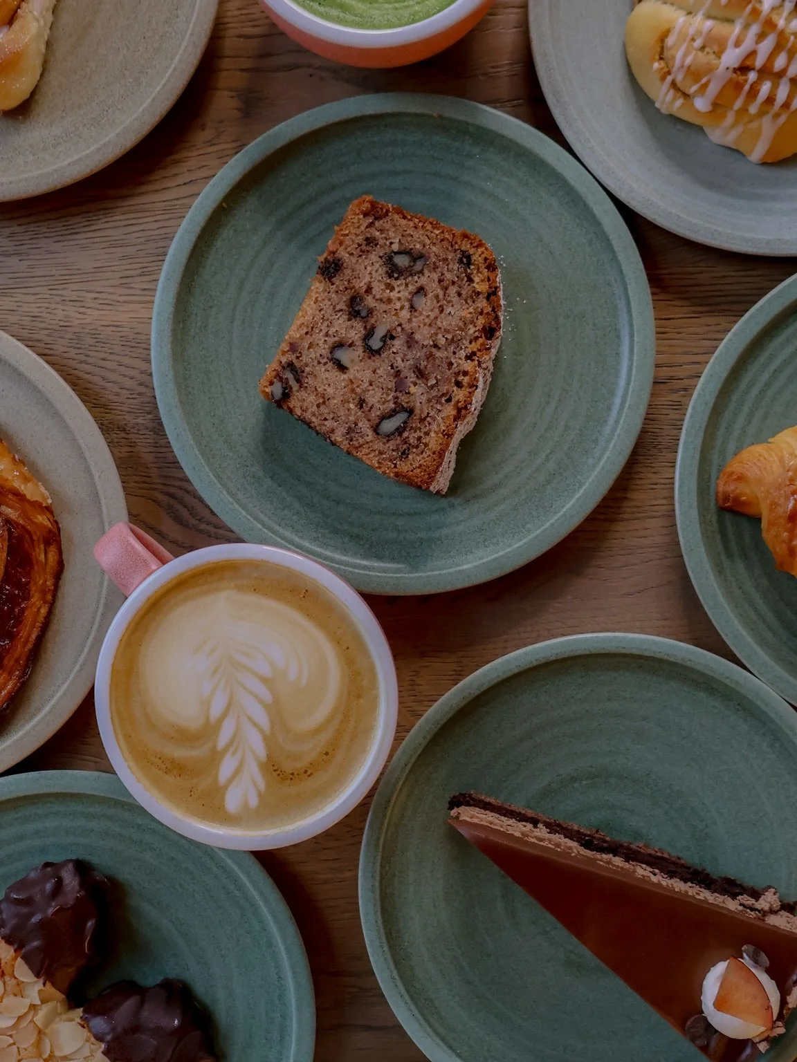 Unser Daily Business 🧡

Alles aus unserer offene Backstube: Zimtschnecken, Franzbr&ouml;tchen &amp; alles, was sonst noch gl&uuml;cklich macht 🥐

📸 @einfachrese_ 🫶🏻

#mitherzundzucker #bakery #hamburgcafe