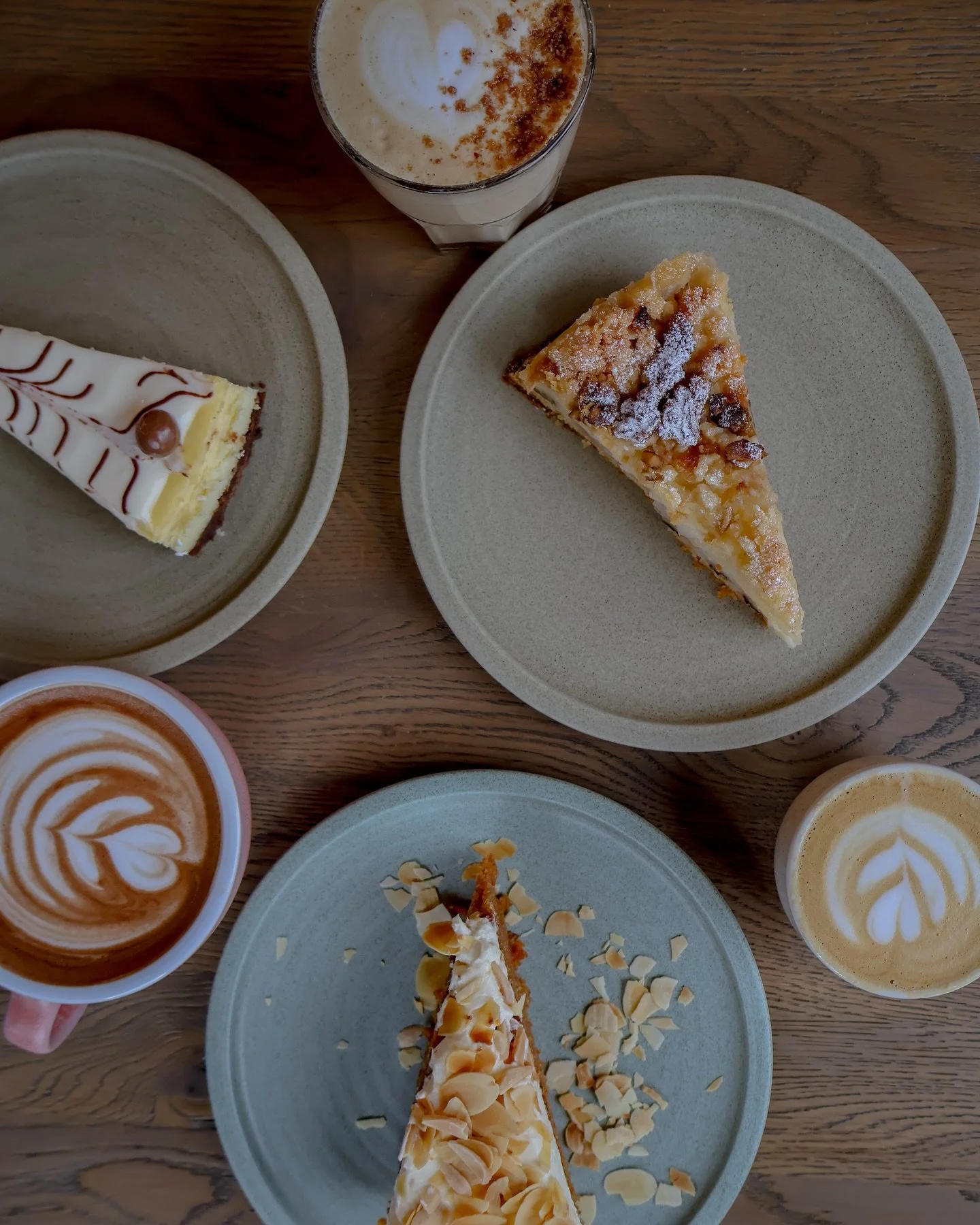 Manchmal braucht es keine gro&szlig;en Pl&auml;ne f&uuml;rs Wochenende.

Nur ein Kaffee.
Ein St&uuml;ck Lieblingskuchen.
Und gute Gesellschaft.

Unsere Theke ist voll - 
du suchst einfach aus, nimmst was mit oder bleibst noch ein bisschen. ☕️

Die ak