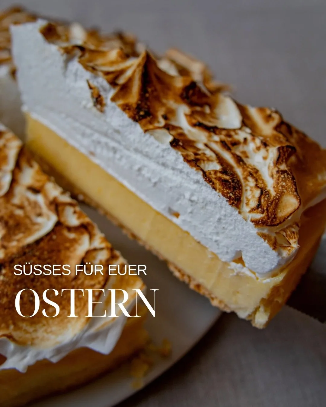 Ostern mit family &amp; friends.
Das Backen &uuml;bernehmen wir f&uuml;r euch. 🤝🧡

Unsere Torten kommen wie immer aus der eigenen Backstube.

Dieses Jahr dabei:

&bull; Schoko Mousse (vegan)
&bull; Erdnussbutter Tarte (vegan &amp; glutenfrei)
&bull