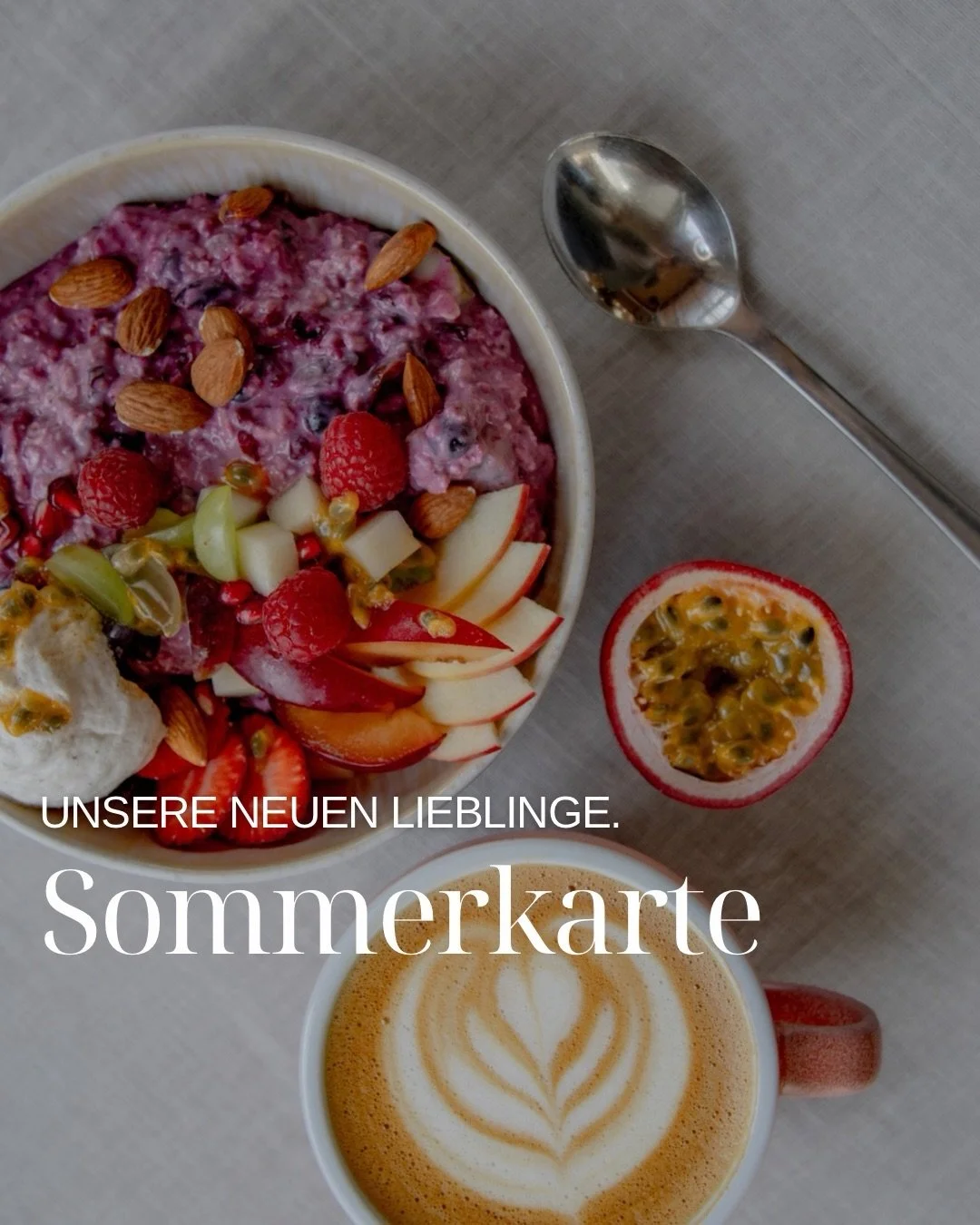 Here we go. Unser Sommermen&uuml; ist da ☀️

Mit neuen Drinks, frischen Gerichten und ein paar neuen Lieblingskombinationen.

Und weil ihr so oft danach gefragt habt: Ein alter Klassiker hat es zur&uuml;ck auf die Karte geschafft.

Swipe bis zum Schl