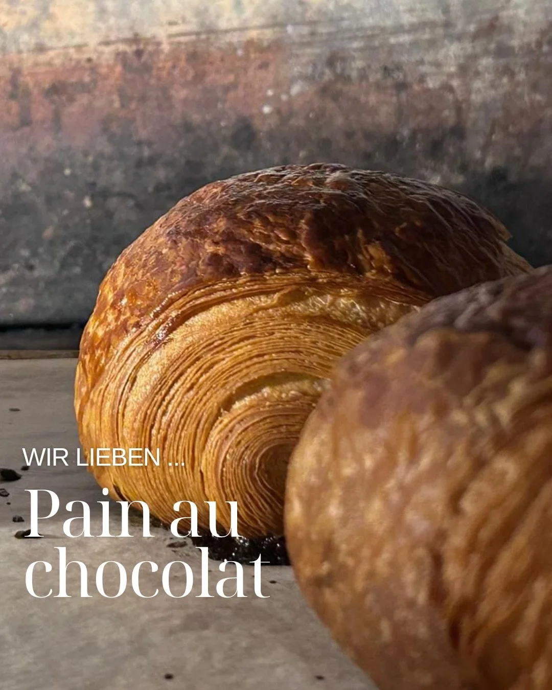 Wir lieben knusprige Schichten und geschmolzene Schokolade leider ein bisschen zu sehr. Wer noch? 

#painauchocolat
#hamburgcafe
#mitherzundzucker

📸 wir &amp; @einfachrese_