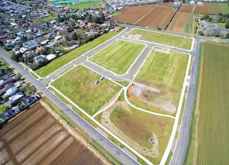 BELMONT HEIGHTS SUBDIVISION, PUKEHOKE   Belmont Heights is Pukekohe's newest suburb, creating a perfect blend of town meets country. Over half of this Special Housing Area (SHA) was developed and created by Legacy Property over 4 stages which comprised of 324 lots, ranging in size with easy contours to offer flexibility with design.