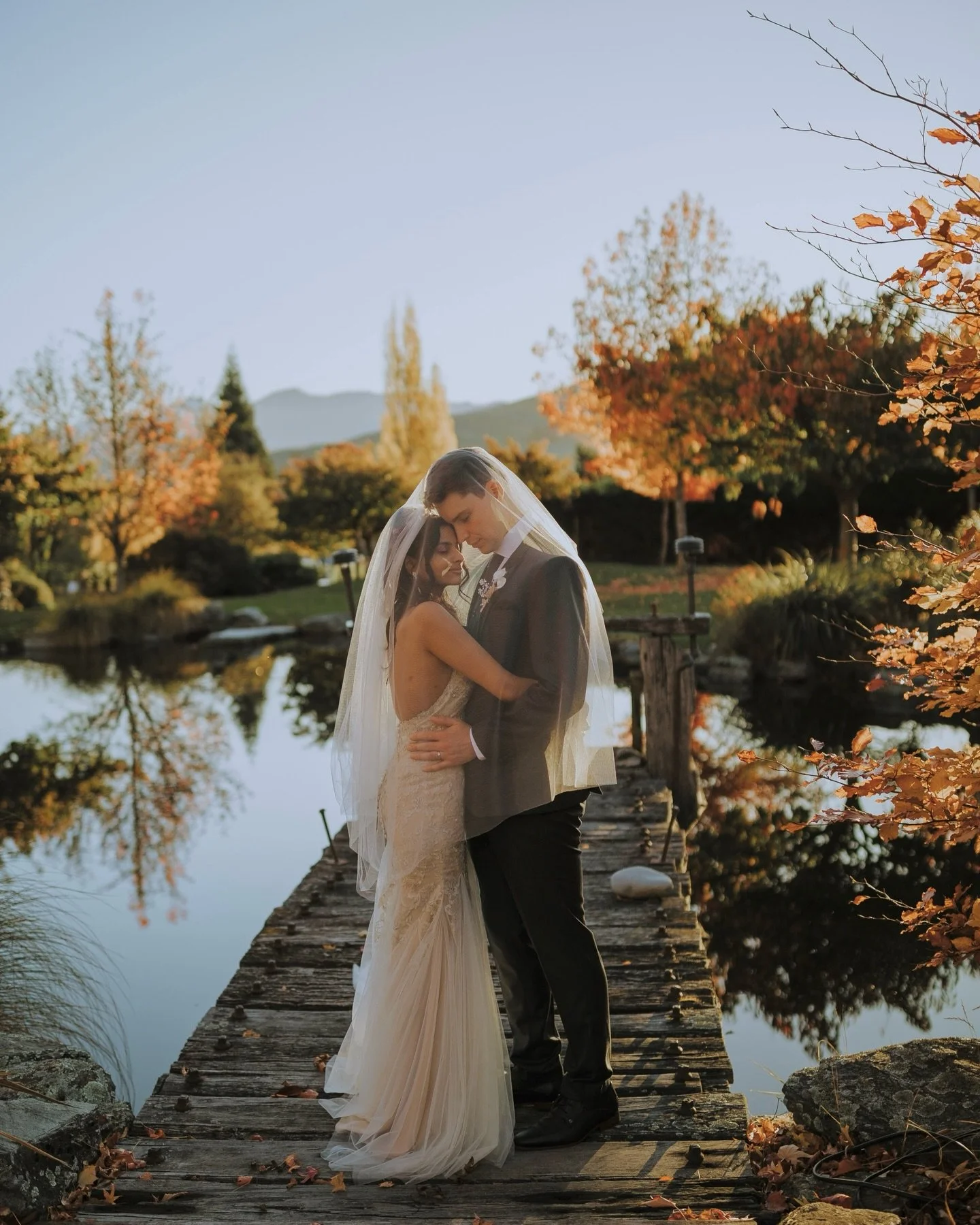 If autumn had a scent, it would be this. Crisp air, soft golden light, and that quiet feeling of romance all around. The most beautiful time of the year in breathtaking New Zealand at @stoneridgeestate What could be more beautiful? 🍁