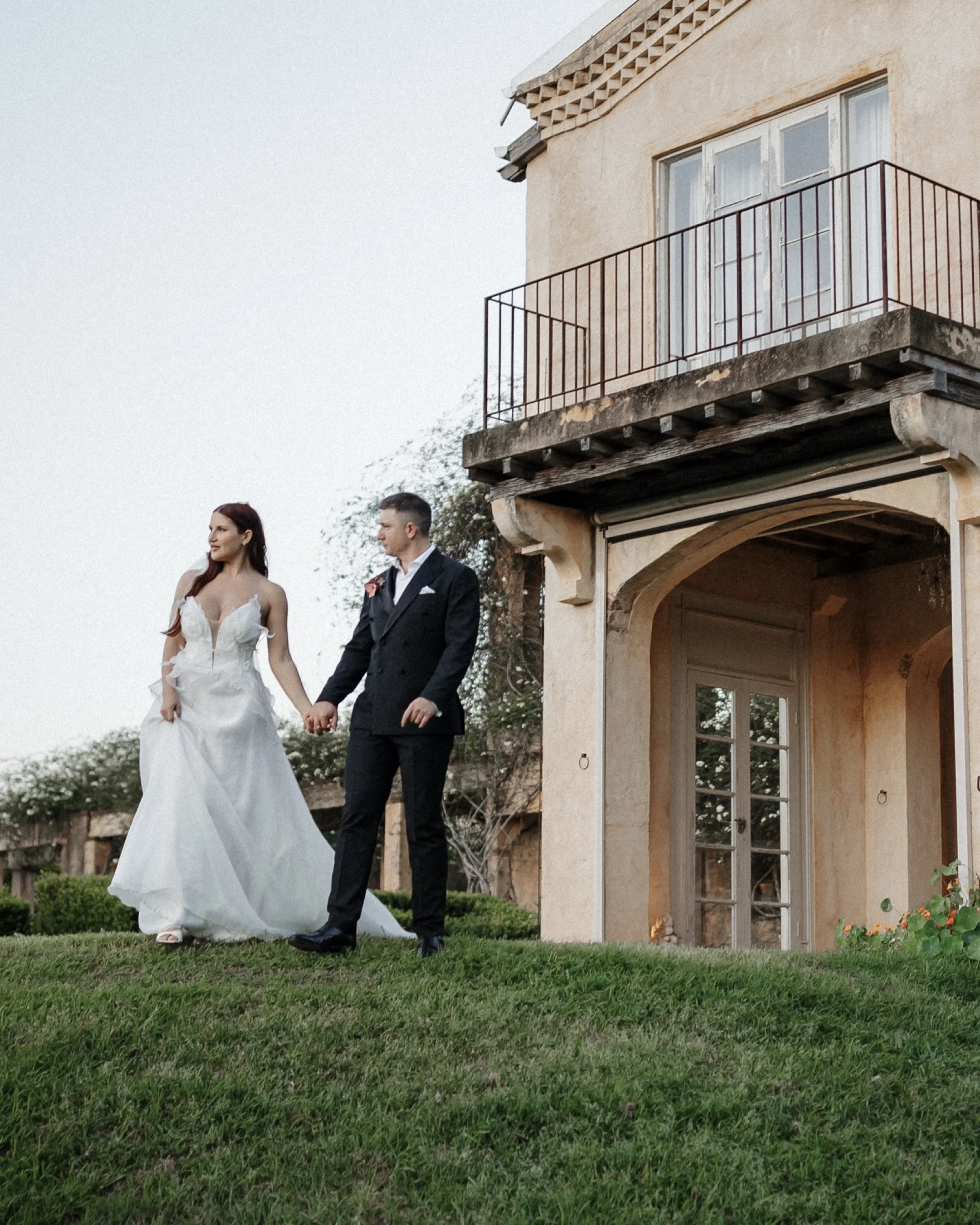 A little slice of the French countryside hidden in Byron Bay ✨ 
Romantic gardens, long-table dinners, candlelight, and a beautiful love story unfolding at Deux Belettes 🤍

@deuxbelettes wedding venue 
@byronbayluxuryweddings - running the show @avab