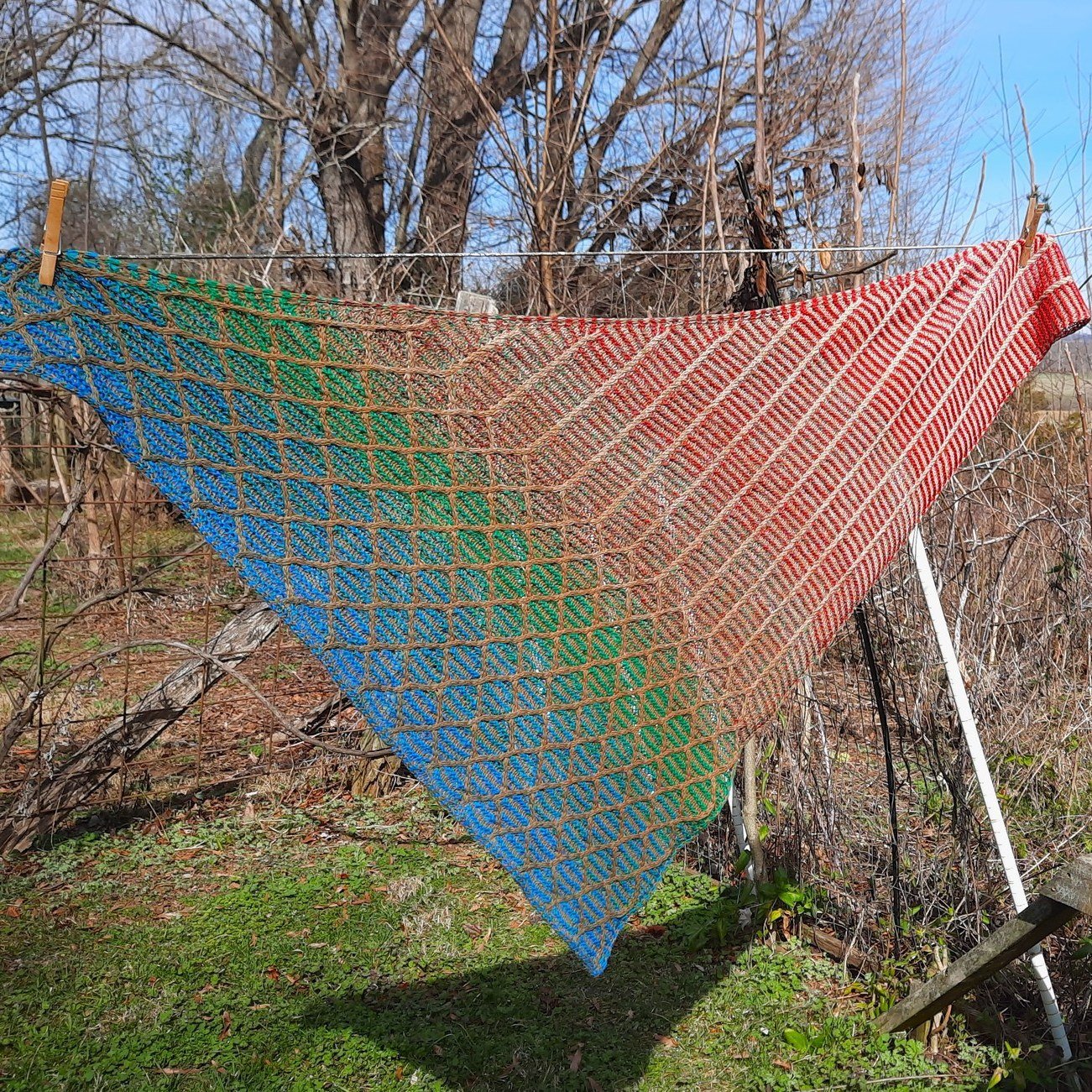 Spiraling Cables Triangle Shawl (design by @westknits) knitted in two gradient colors. Love the look of the cables and the color play. 😃 Colors are ABSTRACT and HEMP (100 gr each). We have kits on our website wollesyarncreations.com Order yours toda