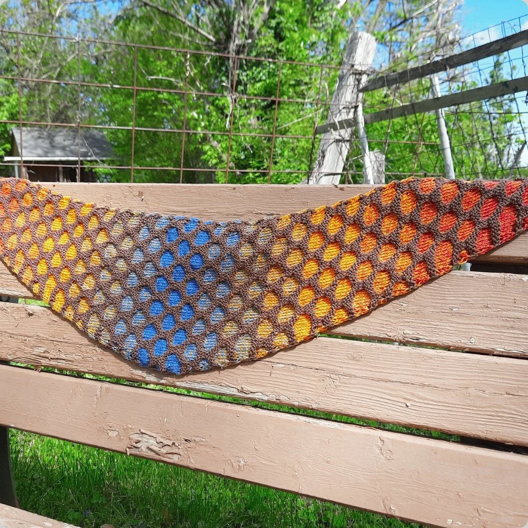 Honeycomb Scarflet (pattern by @westknits ) knitted in our new color HAPPY with contrast color ALLOY. We have kits on our website wollesyarncreations.com
.
.
.
.
.
.
.
.
#newyarn  #kniteveryday #knitinspiration #knitagram #knitfastdiewarm #knitsofins