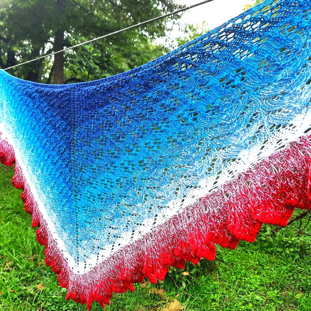 Goldfish Shawl (pattern by @yuknits) knitted in one skein of COLLEGIATE. 😀Gorgeous lace design that works perfectly with one 150 gr skein. The yarn is on our website wollesyarncreations.com. Order yours today. 👍
.
.
.
.
.
.
#knittersofinstagram #kn