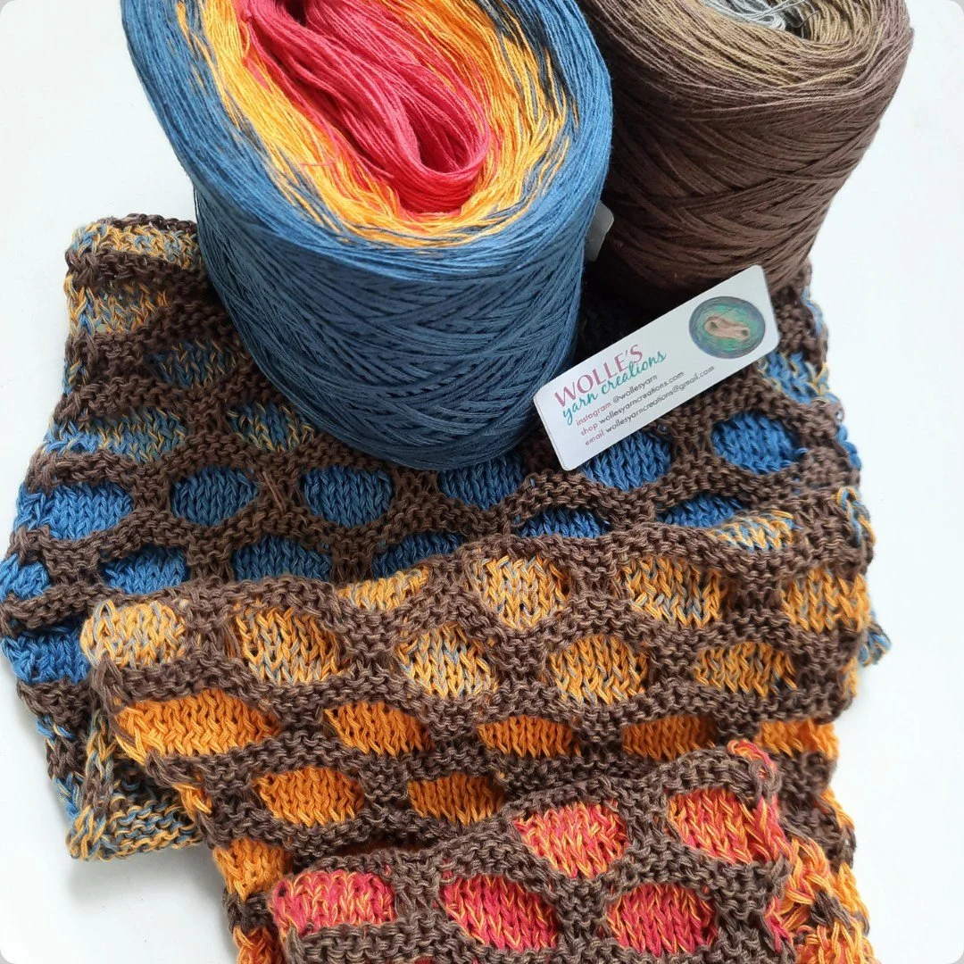 Honeycomb Scarflet (pattern by @westknits ) knitted in our new color HAPPY with contrast color ALLOY (100 gr each). We have kits on our website wollesyarncreations.com  Order yours today! 😀
.
.
.
.
.
.
.
.
#shawlknitter #shawlknittersofinstagram #ar