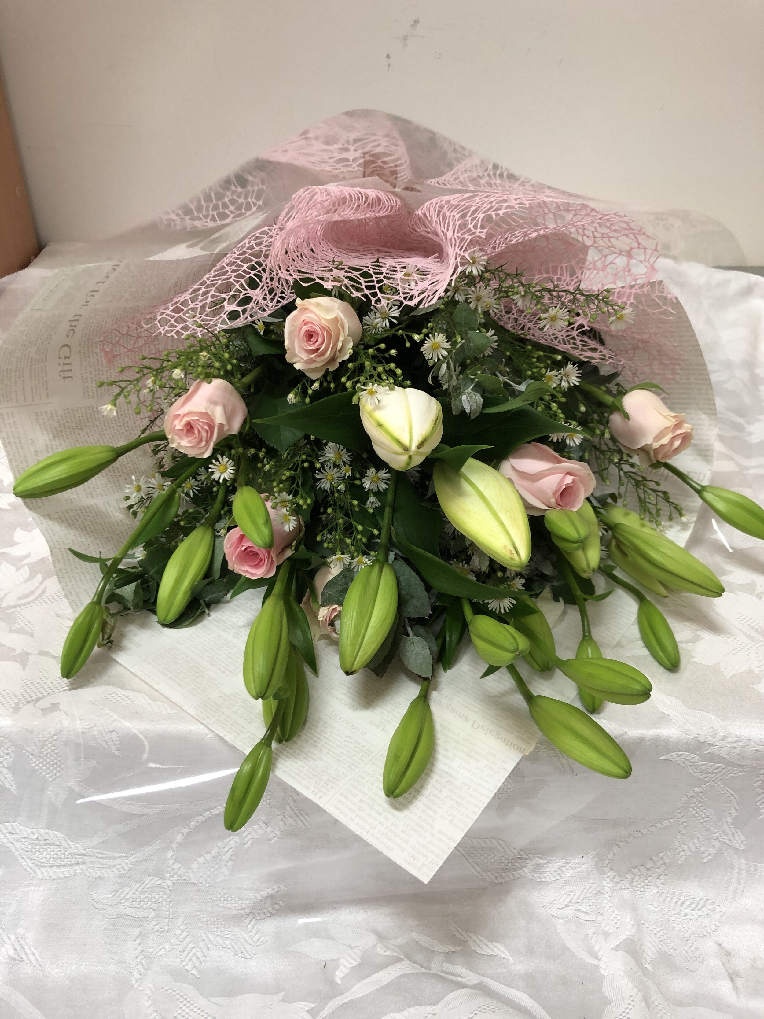 ELEGANT SHEAF OF ORIENTAL LILIES AND ROSES
