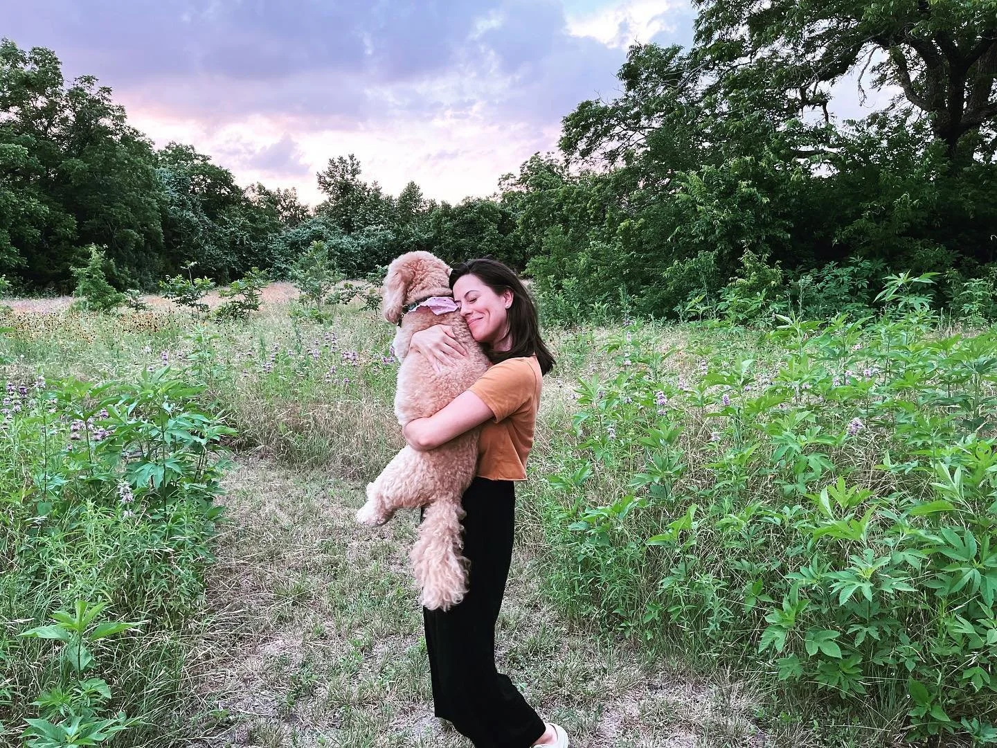 I read a book over the summer that ᴄᴏᴍᴘʟᴇᴛᴇʟʏ changed my perspective on free time, rest, and sleep. It all finally clicked for me!

𝗦𝗮𝗰𝗿𝗲𝗱 𝗥𝗲𝘀𝘁 by Dr. Saundra Dalton-Smith, starts to pull apart the relationship between sleep and rest and di