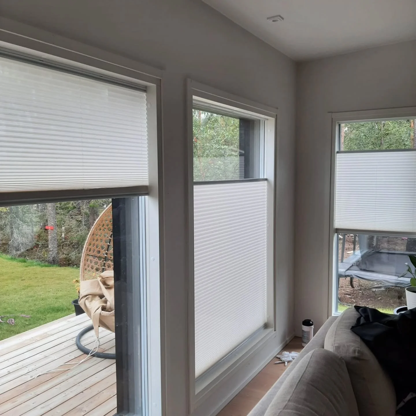 Nämä kiinteät ikkunat saivat parikseen @artic_store vekkikaihtimet kankaalla Hiflex. Kankaasta näkyy hieman läpi ja se vähentää auringon lämpöä ja häikäisyä. Kaunis tunnelma tuli n