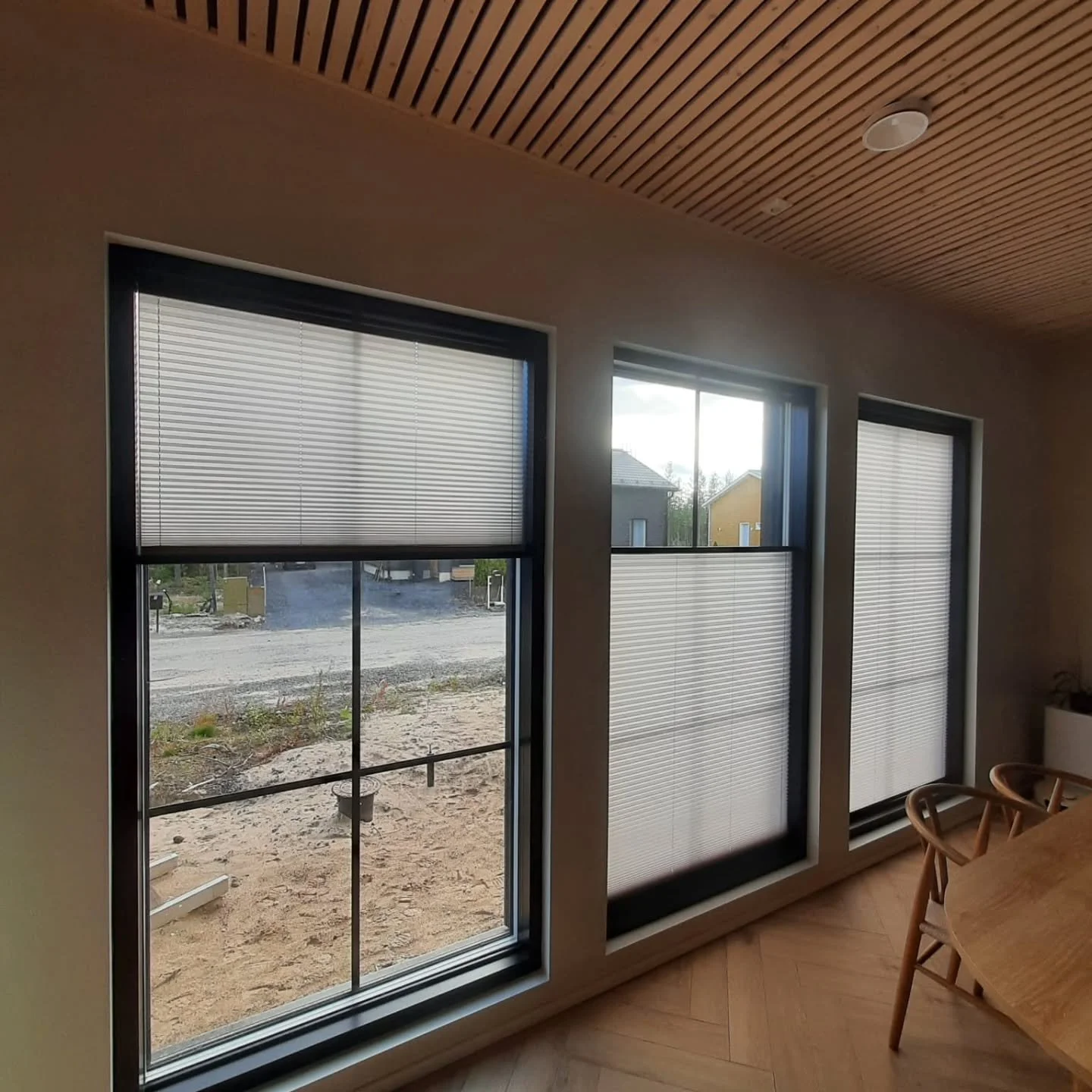 Nämäkin ikkunat saivat seurakseen @artic_store vekkikaihtimet ja asensimme kohteessa myös sälekaihtimia. Vekkikaihtimet kankaalla vaalean harmaa ja mustat mekanismin osat. 🤩
#articstoreoulu #articstore #vekkikaihtimet #vekkiverh