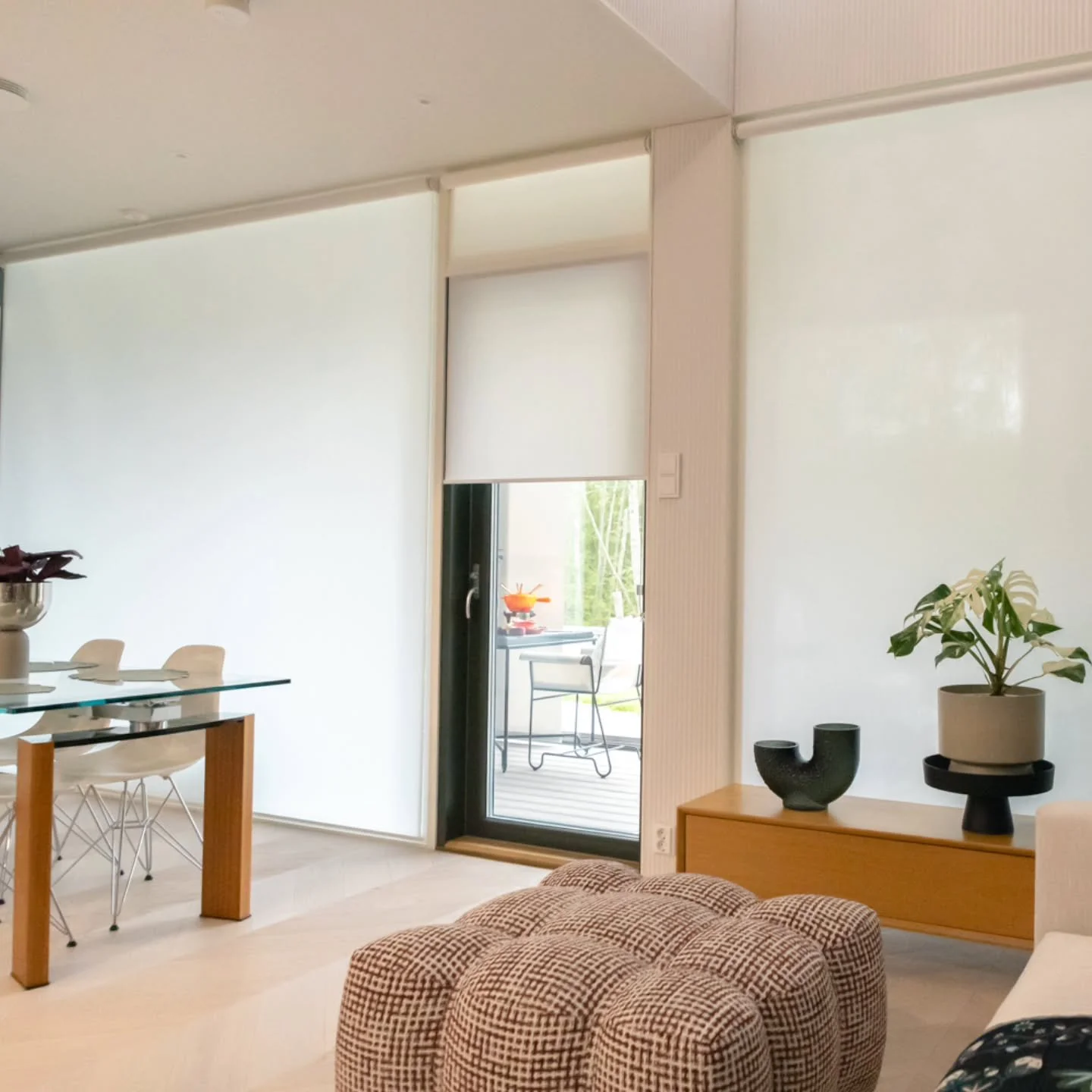 Näkösuojaa pimeneviin iltoihin! Suuret ikkunat voivat paljastaa hieman liikaa pimeällä, meiltä löytyy paljon erilaisia ratkaisuja näkösuojaksi: sälekaihtimet, puusälekaihtimet, rullakaihtimet, efektiv