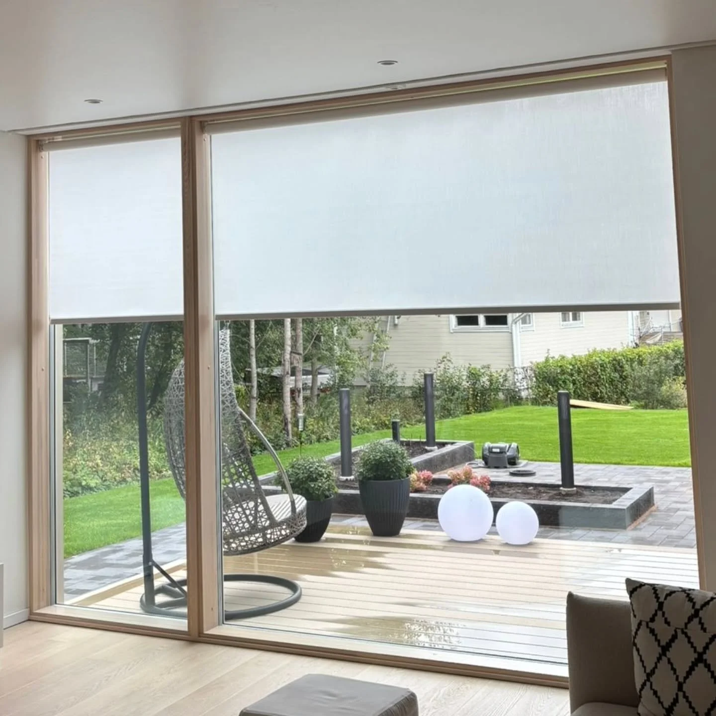 Tähän omakotitaloon asensimme kaikkiin ikkunoihin aurinko- ja näkösuojia. Olohuone-keittiöön valikoitui moottorikäyttöiset rullakaihtimet Tecno kankaalla ja makuuhuoneeseen berlin kankaalla. Lisäksi muutam