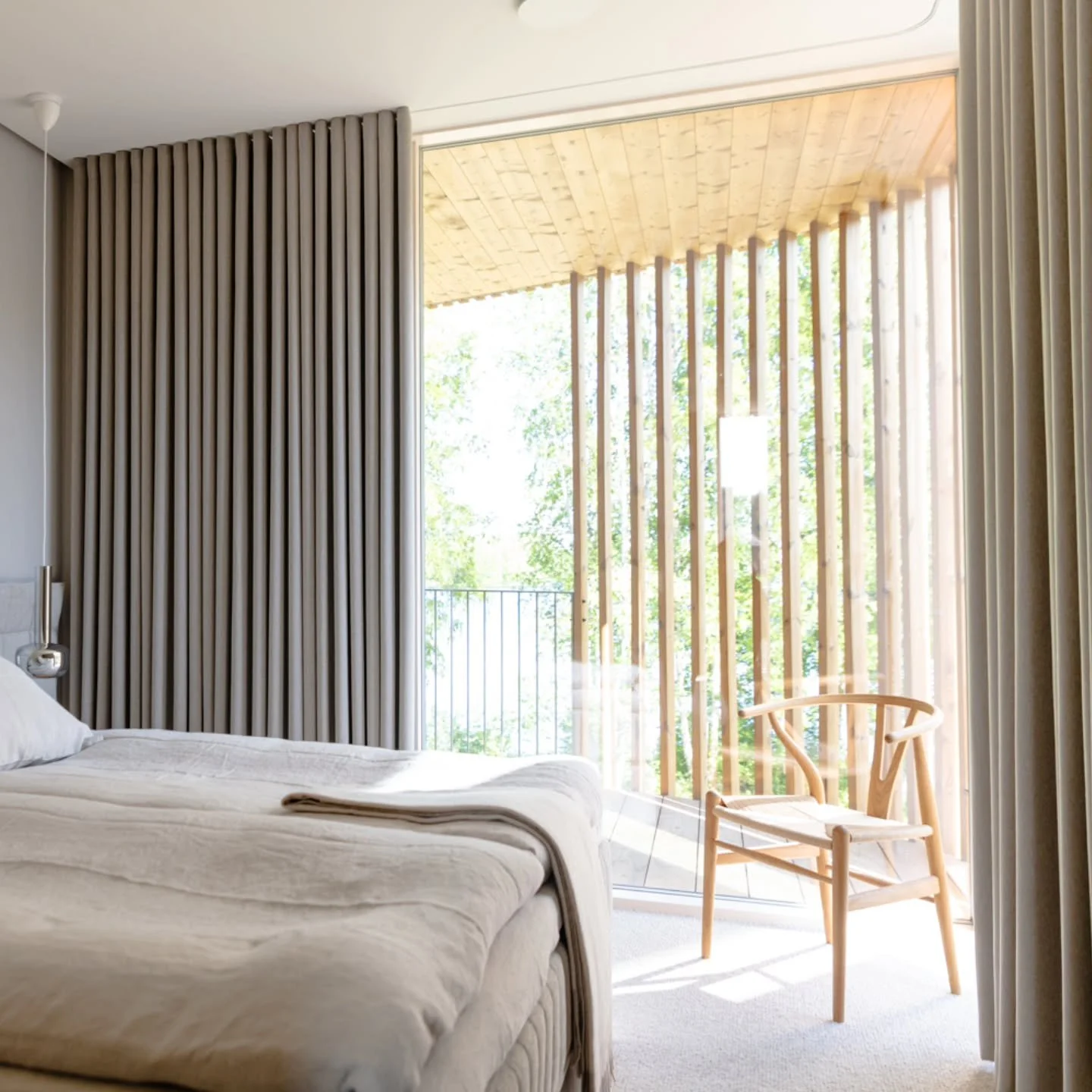 Syksy on hyvä hetki suunnitella ja toteuttaa kodin verhoja sekä auringonsuojia ja näkösuojia. Tervetuloa suunnittelemaan kotinne ratkaisuja yhdessä kanssamme myymälässämme! Kuva toteuttamamme kohde asuntomessui