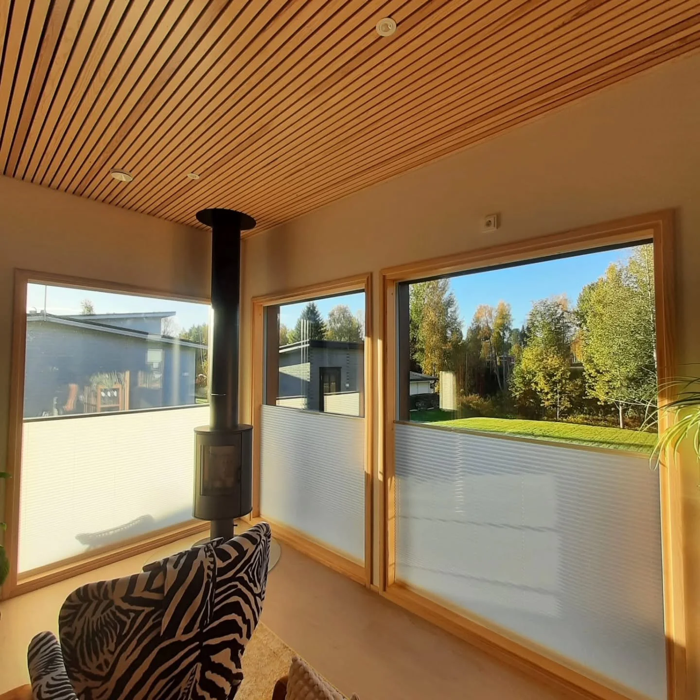 Tähän upeaan taloon asensimme @artic_store vekkikaihtimet peittävällä kankaalla. Näin saadaan suojaa sekä auringolta että katseilta 😎 
Kiitos asiakkaille! 
#articstore #vekkikaihtimet #ylösalasverho #iso