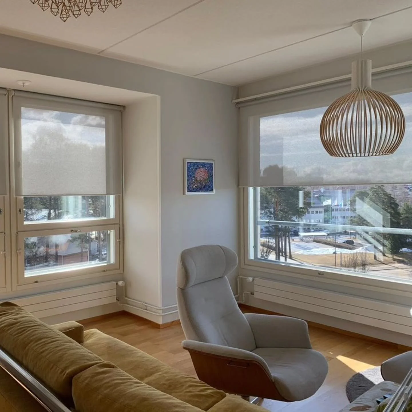 Näkösuoja kerrostalokotiin
Valo ja yksityisyys voivat kulkea käsi kädessä. 🌤️
Oikein valittu näkösuoja antaa rauhaa ilman, että koti muuttuu pimeäksi.
🩶 Screenkaihtimet päästävät va