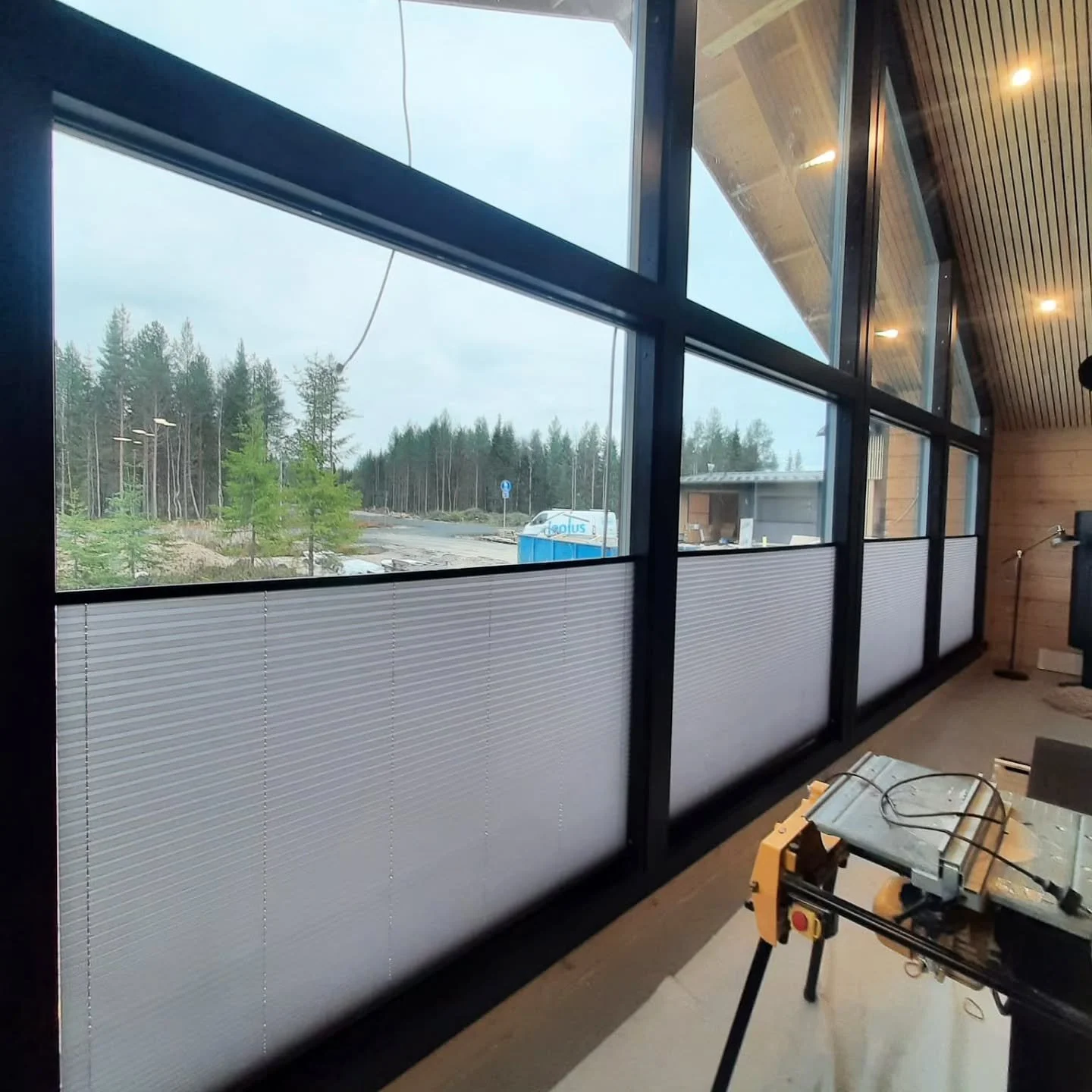 Tähän juuri valmistuvaan taloon asensimme vekkikaihtimet, verhokiskot sekä verhot. Onnea asiakkaillemme uuteen kotiin 🥰 
Vekkikaihtimet @artic_store 
Kiskot @anjapesolaoy 
Verhot @pagunettedk 
#verhotoulu #vekkikaihtimet #vekkiverho