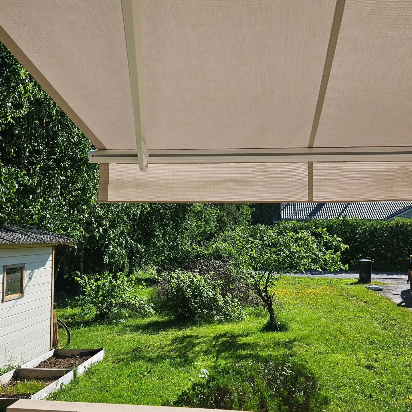 Näin syyslomaviikolla voikin muistella helteistä heinäkuuta 🤩 Tähän kohteeseen asensimme veivikäyttöisen mittojen mukaan valmistetun @artic_store terassimarkiisin. Meiltä saat markiisit suunnittelupalvelulla j