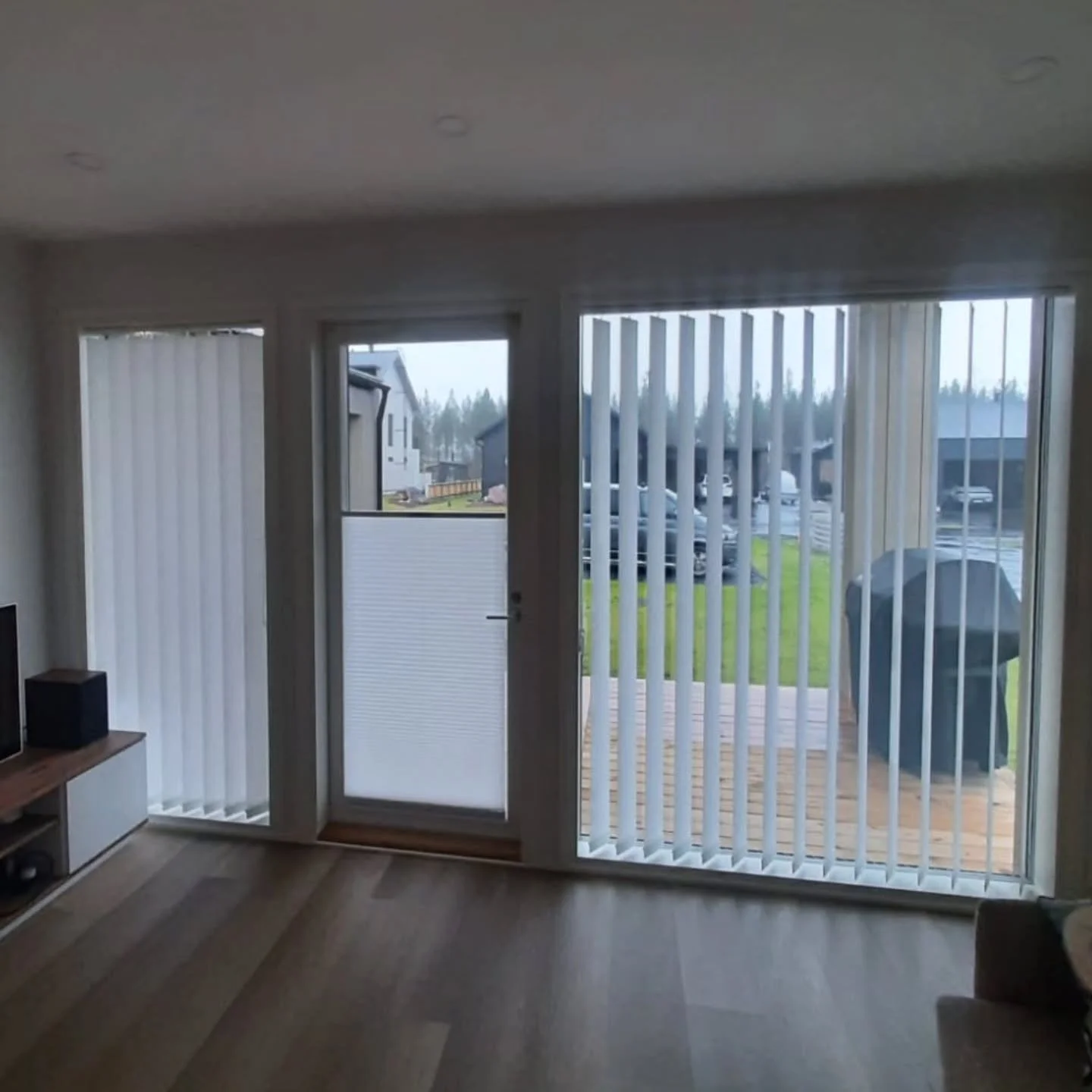 Loppui se akvaariossa eläminen 🤩 Tähän kohteeseen asennettiin pystylamellit sekä vekkikaihtimet antamaan näkösuojaa ja tuomaan ilmettä kotiin 🤩 
#isotikkunat #articstoreoulu #articstore #pystylamellit #vekkikaiht