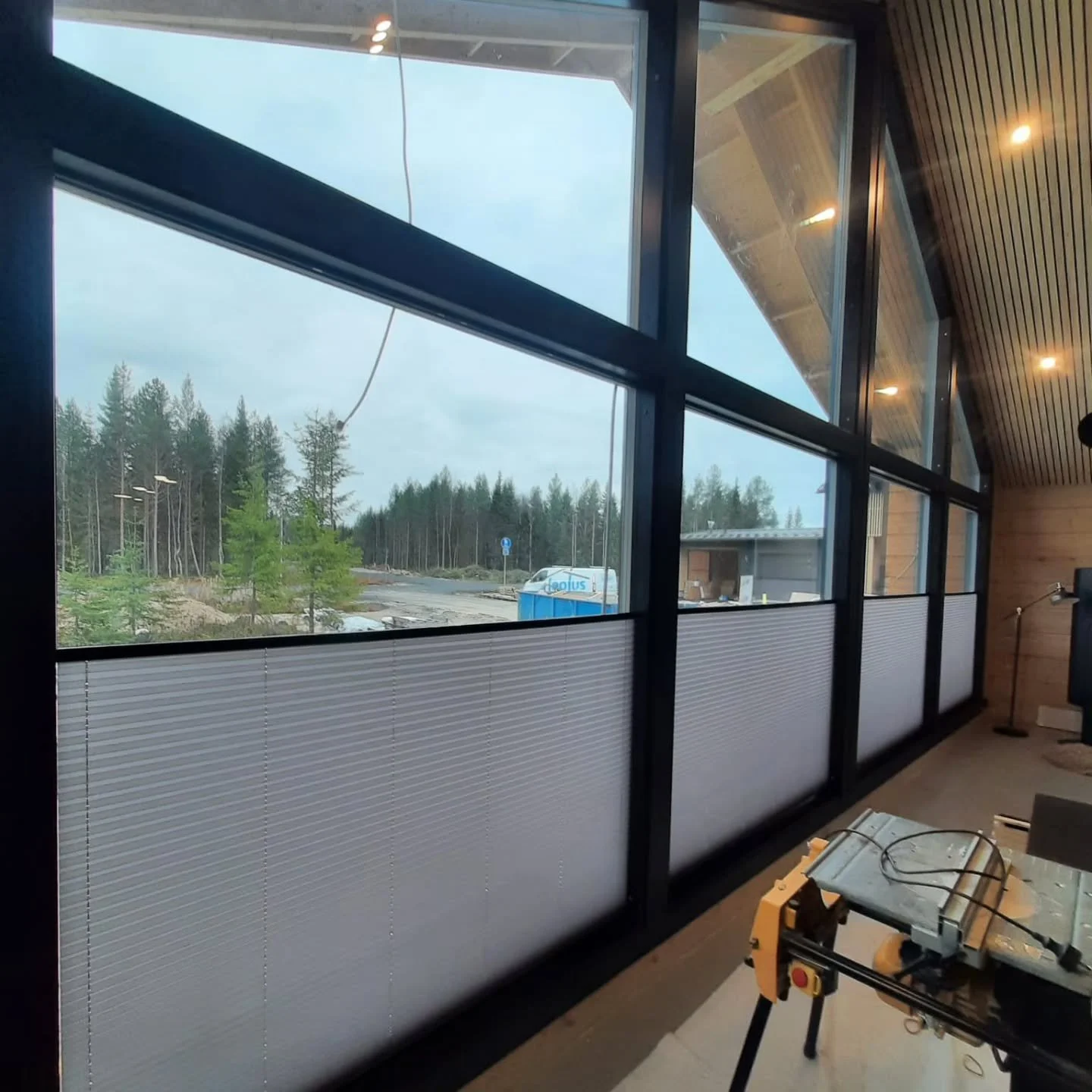 Vekkikaihtimilla n&auml;k&ouml;suojaa ikkunoihin. Meilt&auml; l&ouml;ytyy paljon erilaisia vaihtoehtoja niin vekkikaihtimiin kuin my&ouml;s muihin tuotteisiin ja monenlaisella kankaalla. Tule k&auml;ym&auml;&auml;n myym&auml;l&auml;ss&auml;mme suunni