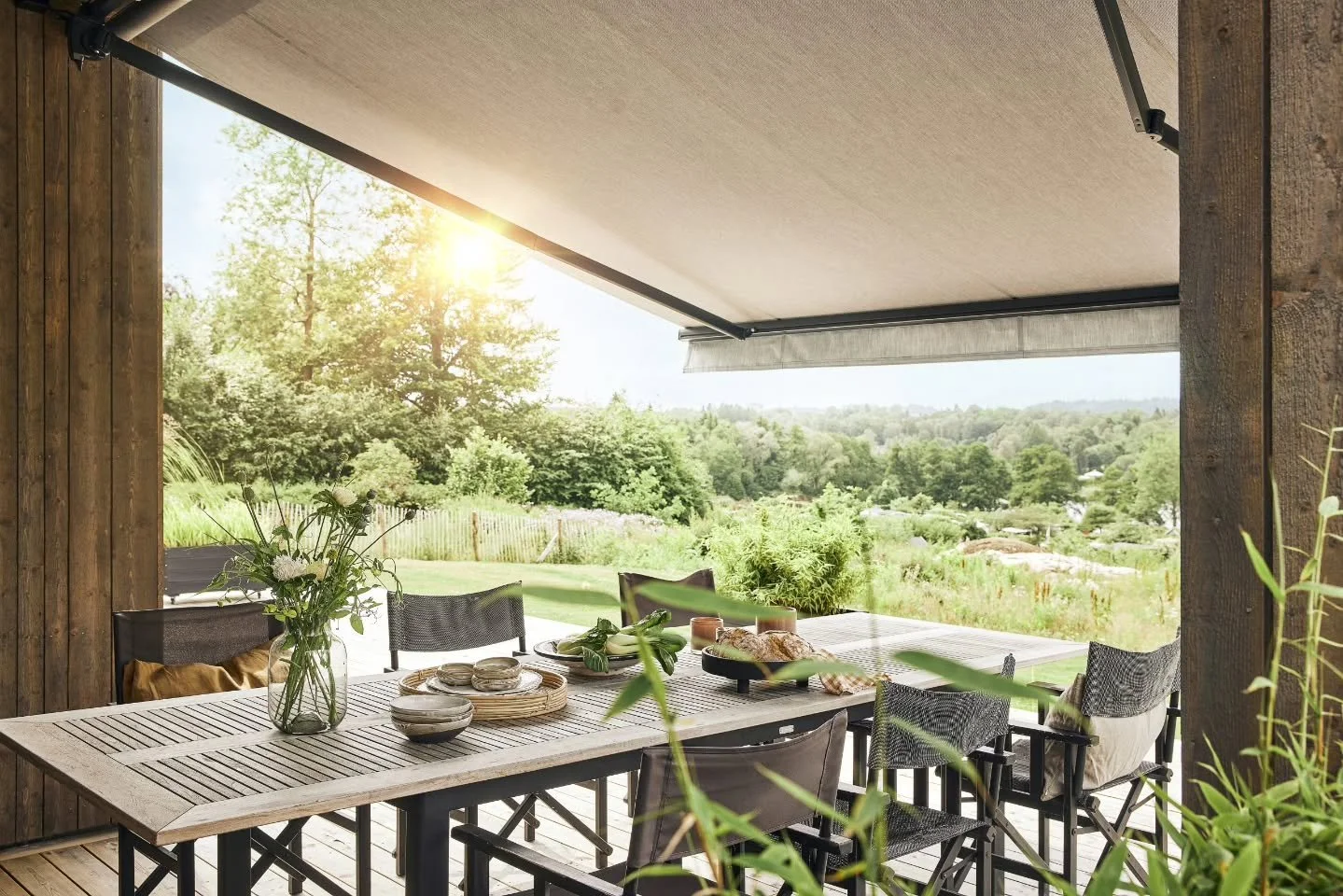 Talvi tuntuu pitk&auml;lt&auml;&hellip; ❄️
mutta usko pois &mdash; kev&auml;t ja terassikelej&auml; l&auml;mmin kes&auml; tulevat nopeammin kuin huomaatkaan. 🌞

Ja se tarkoittaa yht&auml; asiaa:
nyt on t&auml;ydellinen aika suunnitella uusi markiisi