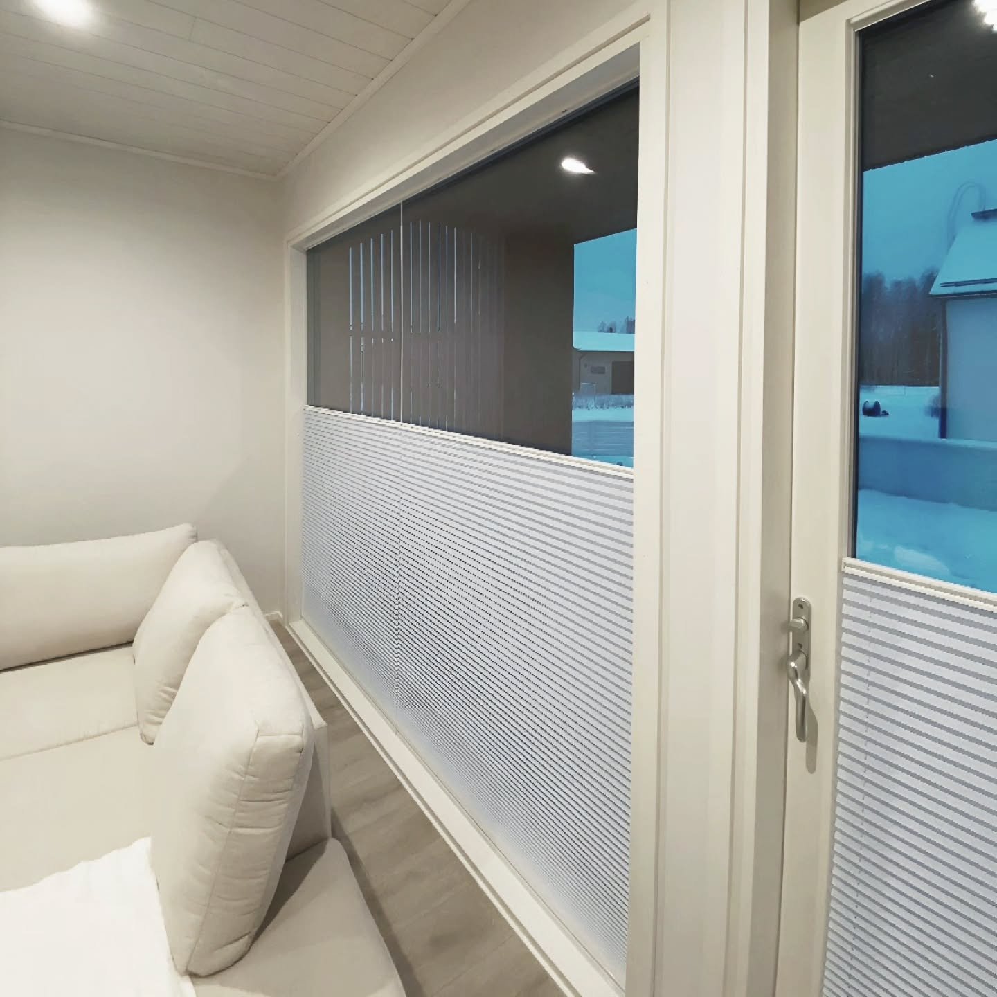 Iso ikkuna, kaunis n&auml;kym&auml; &ndash; ja juuri sopivasti n&auml;k&ouml;suojaa sek&auml; auringonsuojaa ☀️

Asensimme asiakkaalle vekkikaihtimet, jotka toimivat erinomaisesti sek&auml; h&auml;ik&auml;isyn est&auml;jin&auml; ett&auml; n&auml;k&ou