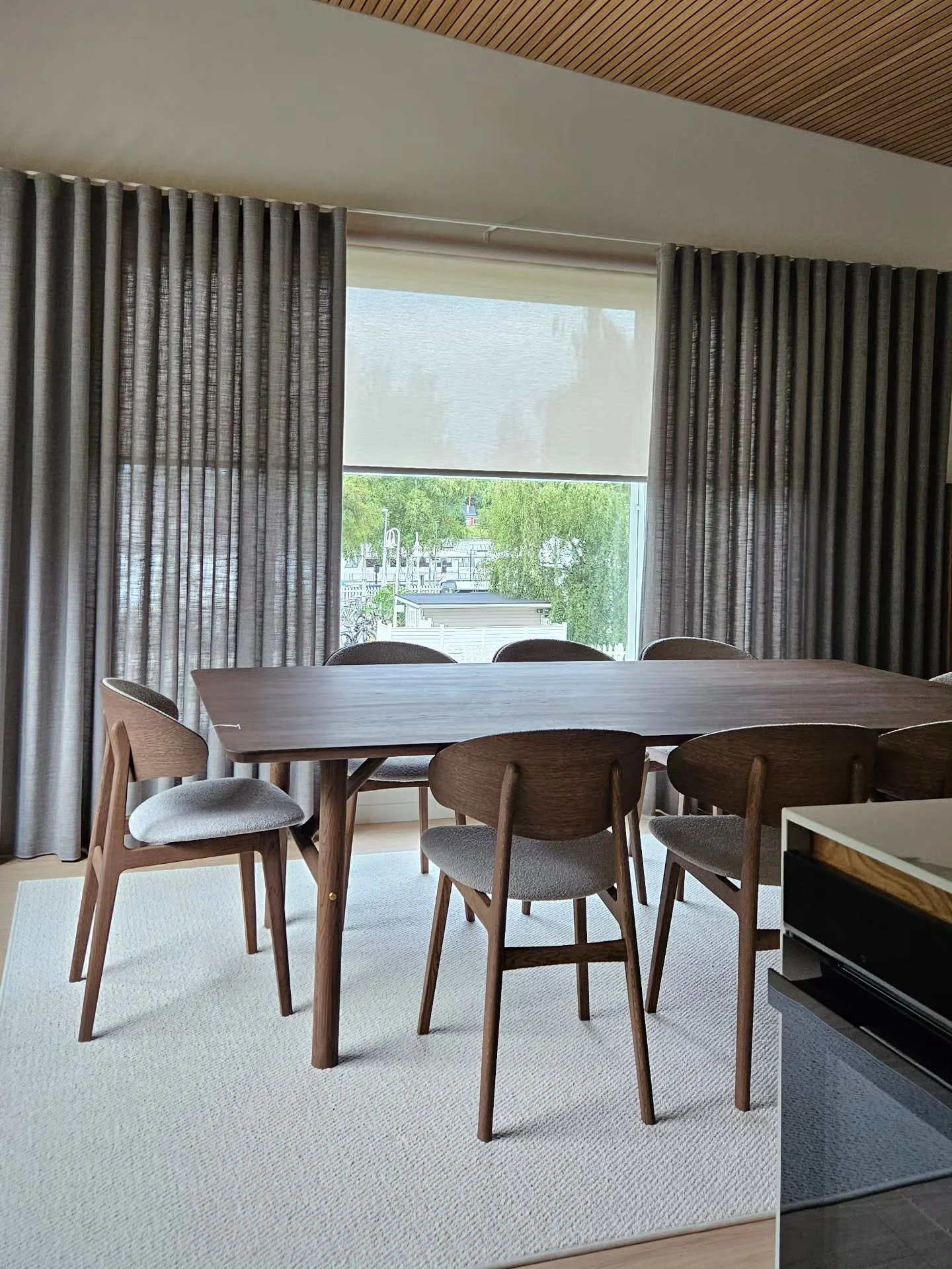 Auringonsuojaa ja sisustusta oikeaan tarpeeseen. Autamme suunnittelussa ja pohdimme kanssasi mik&auml; ratkaisu auttaa parhaiten juuri teid&auml;n ikkunoissa. Onko tarve piment&auml;&auml;, ehk&auml;ist&auml; auringon h&auml;ik&auml;isy&auml; tai l&a