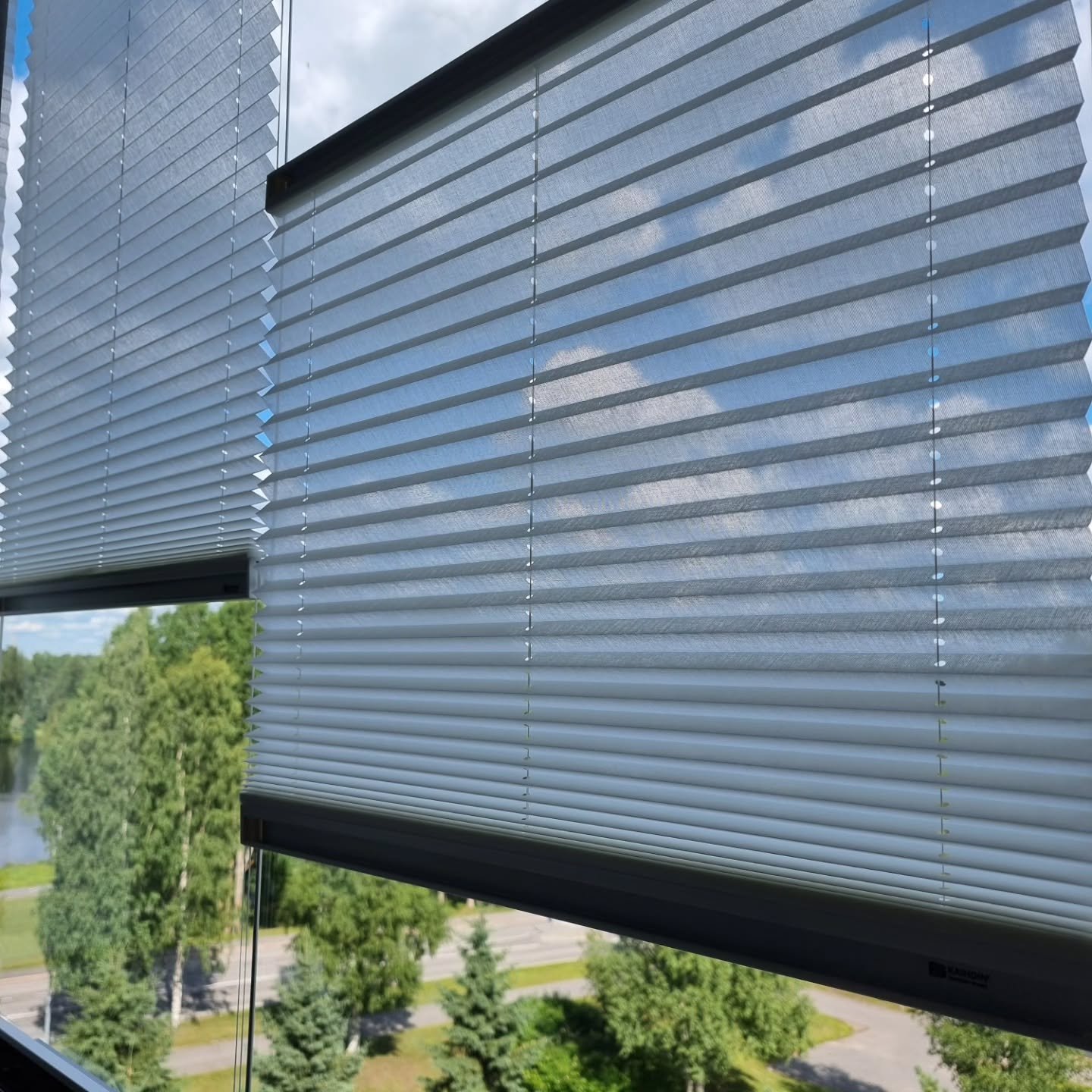 Parvekekaihtimet ja terassien auringonsuojat ovat erinomainen ratkaisu lis&auml;t&auml; parvekkeen viihtyisyytt&auml; ja k&auml;ytett&auml;vyytt&auml; ymp&auml;ri vuoden ja v&auml;hent&auml;&auml; auringon liiallista l&auml;mp&ouml;&auml; ☀️

🔸️Ne t