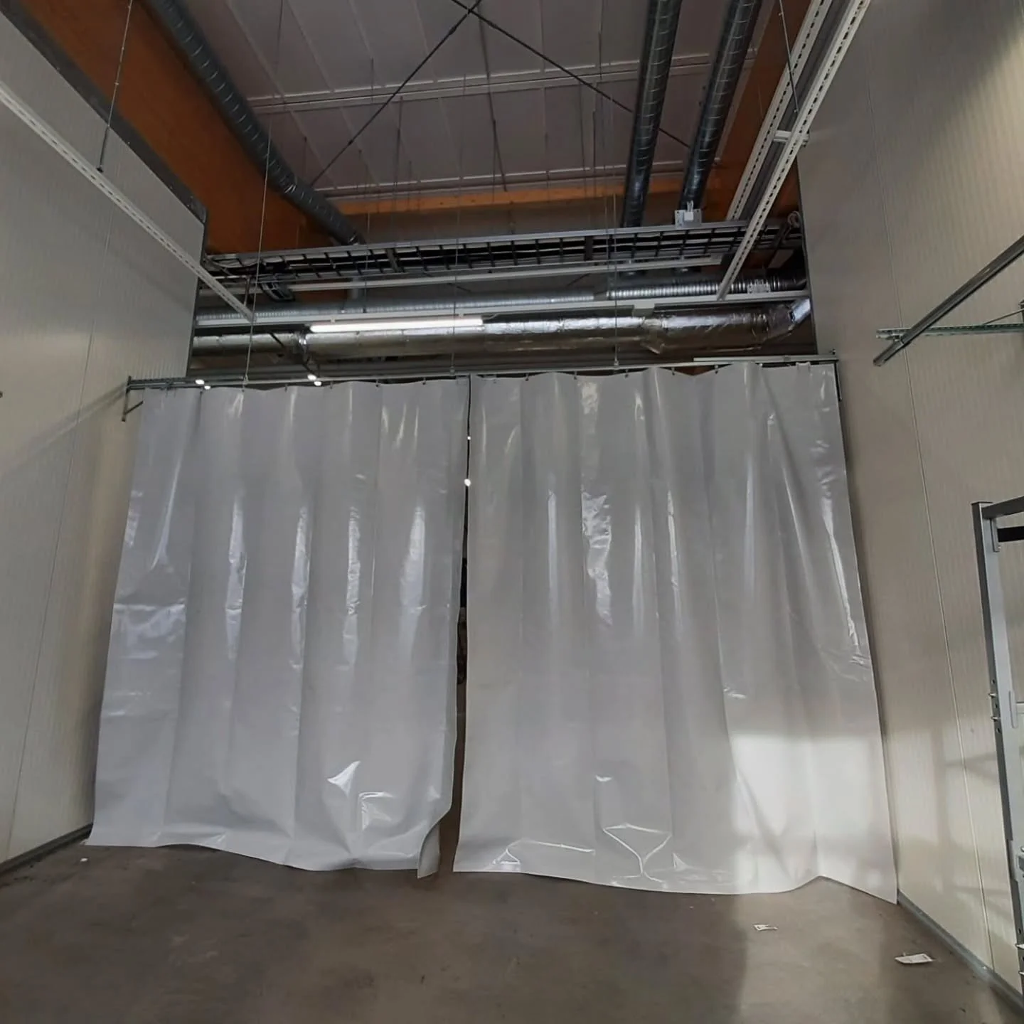 Asensimme autokorjaamoon pesuverhot sek&auml; kiskon. Nyt autoja voidaan pest&auml; ilman ett&auml; vesi roiskuu muihin tiloihin. Kun verhoja ei tarvita, ne voidaan vet&auml;&auml; nippuun reunoihin. 

#verhot #pesuverhot