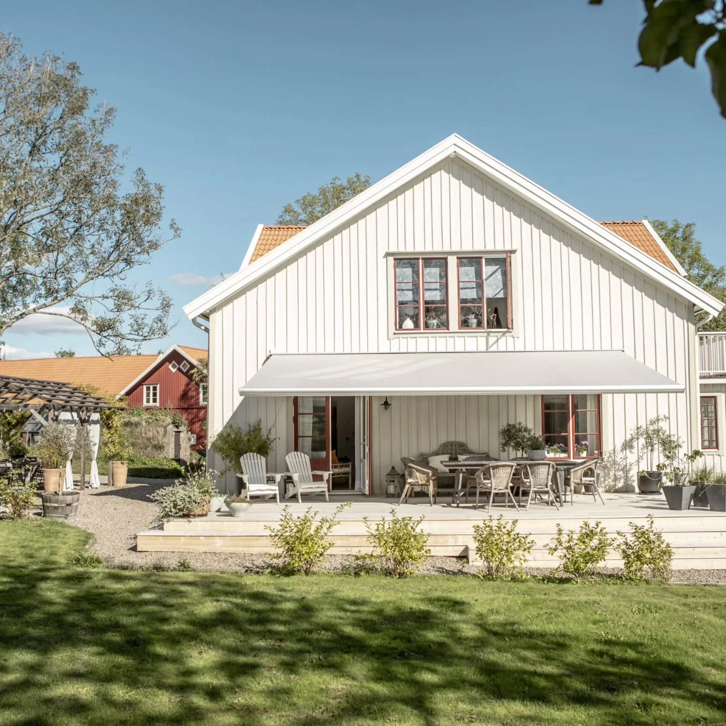 Olemme ensi viikolla avoinna ma-ti klo 10-16, ke-pe kiinni talviloman vuoksi. Mutta silti, yll&auml;tt&auml;v&auml;n nopeasti se kes&auml; sielt&auml; kuitenkin tulee heti talvilomien j&auml;lkeen ☀️ 
Kuva @sandatex.se 

#markiisi #terassimarkiisi #t