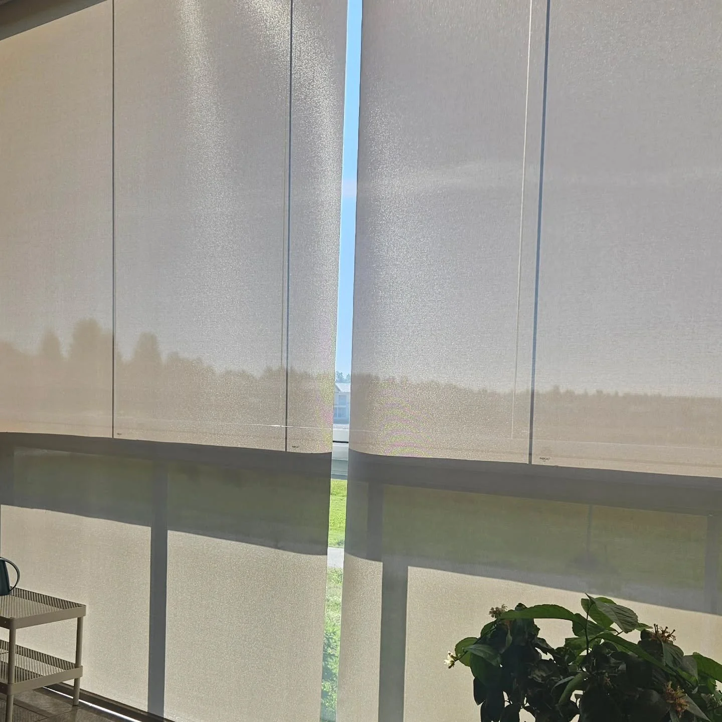 Kun aurinko h&auml;ik&auml;isee sis&auml;tiloja tai parveketta, meilt&auml; saat apua enk&auml; tarkoita aurinkolaseja 😎 Oikeanlaisilla tuotteilla saat kodistasi tai toimistosta viihtyis&auml;n ja ei tarvitse sirist&auml;&auml; tai hikoilla 🤩😅 

T