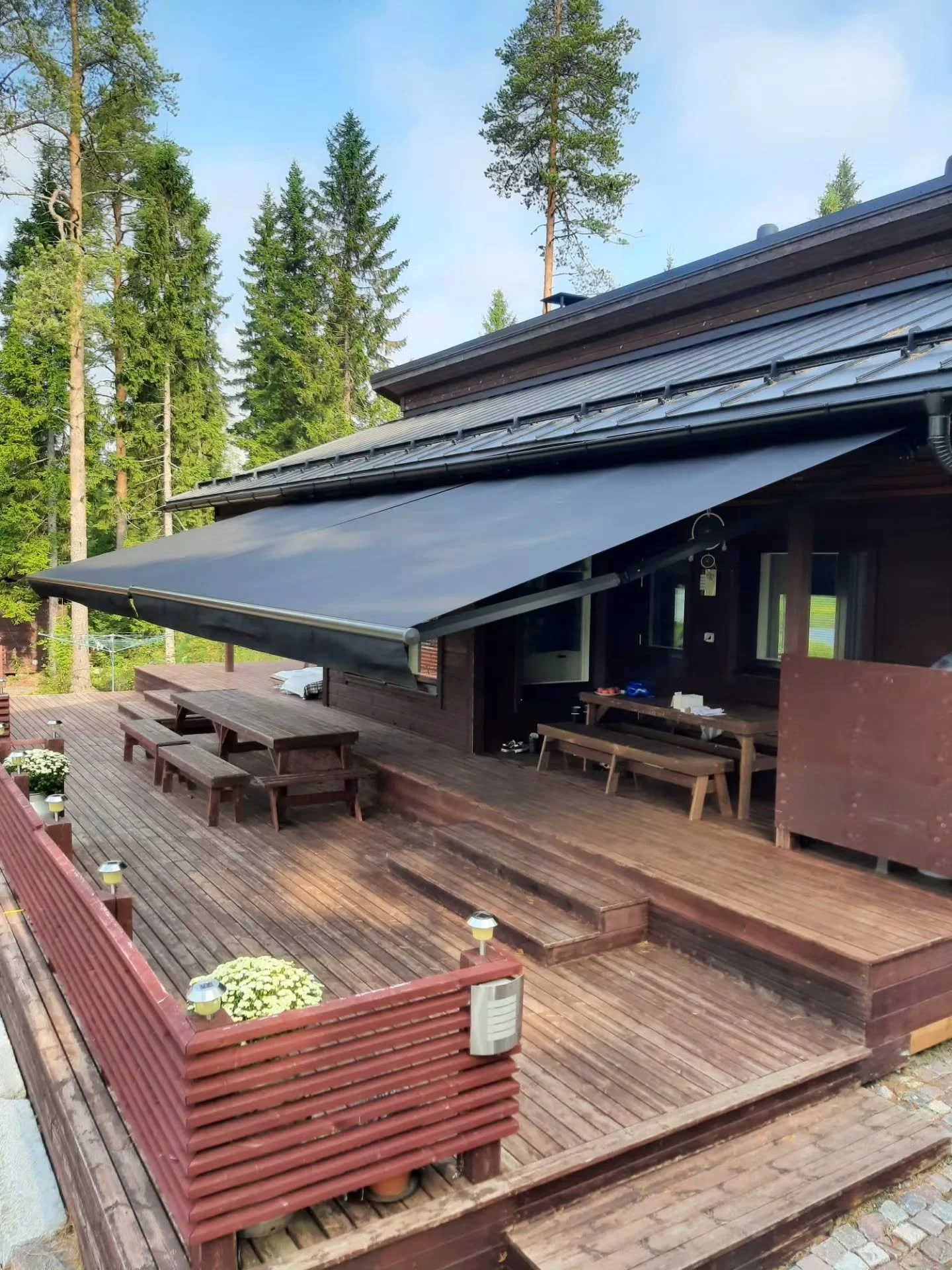 Markiisit, jotka istuvat talon ilmeeseen tuovat viihtyvyytt&auml; koko pihaan! Markiisin avulla suojaat niin terassin kuin sis&auml;tilat liialliselta auringon l&auml;mm&ouml;lt&auml;. Markiisit valmistetaan aina mittojen mukaan, valituilla s&auml;vy