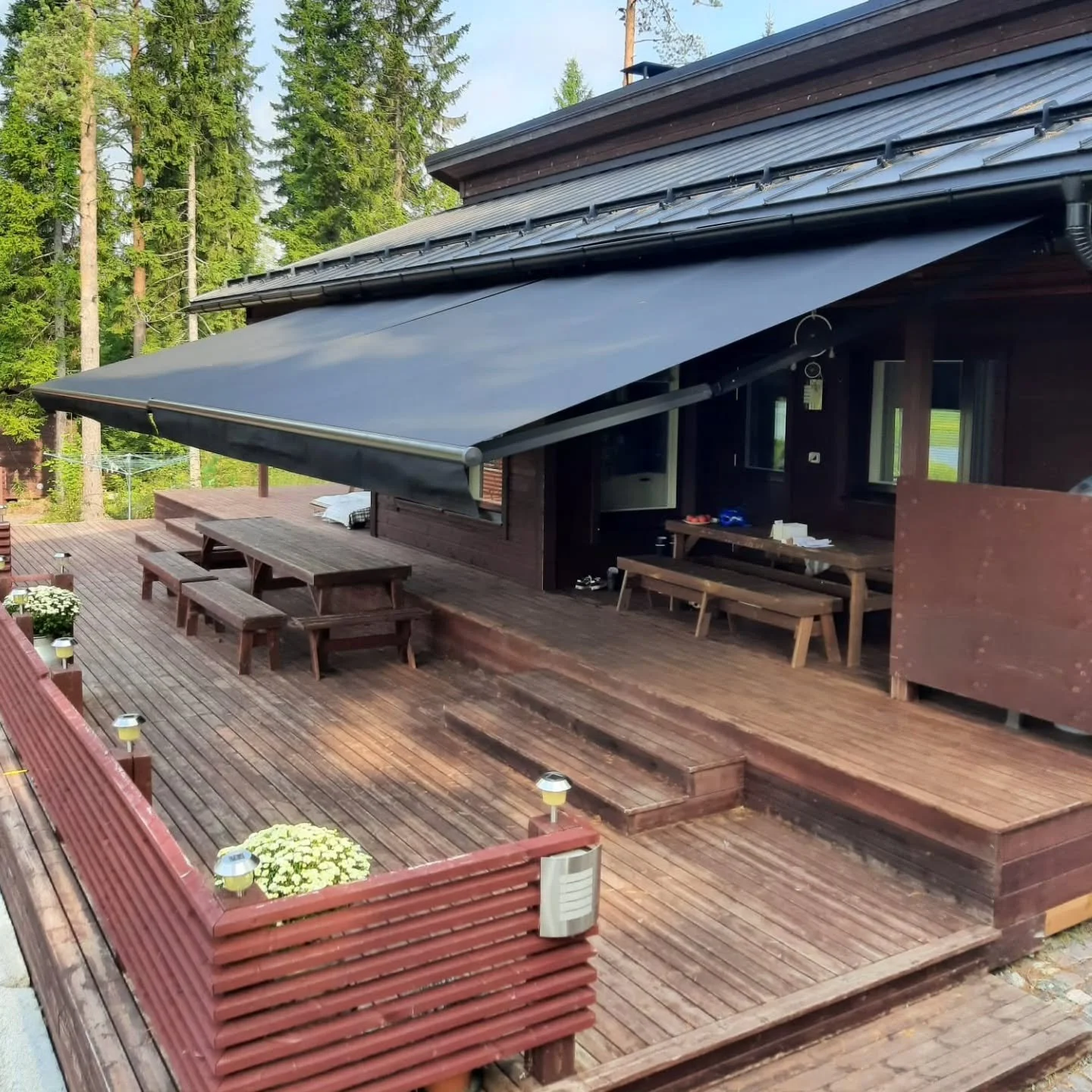 Markiisit, jotka istuvat talon ilmeeseen tuovat viihtyvyytt&auml; koko pihaan! Markiisin avulla suojaat niin terassin kuin sis&auml;tilat liialliselta auringon l&auml;mm&ouml;lt&auml;. Markiisit valmistetaan aina mittojen mukaan, valituilla s&auml;vy