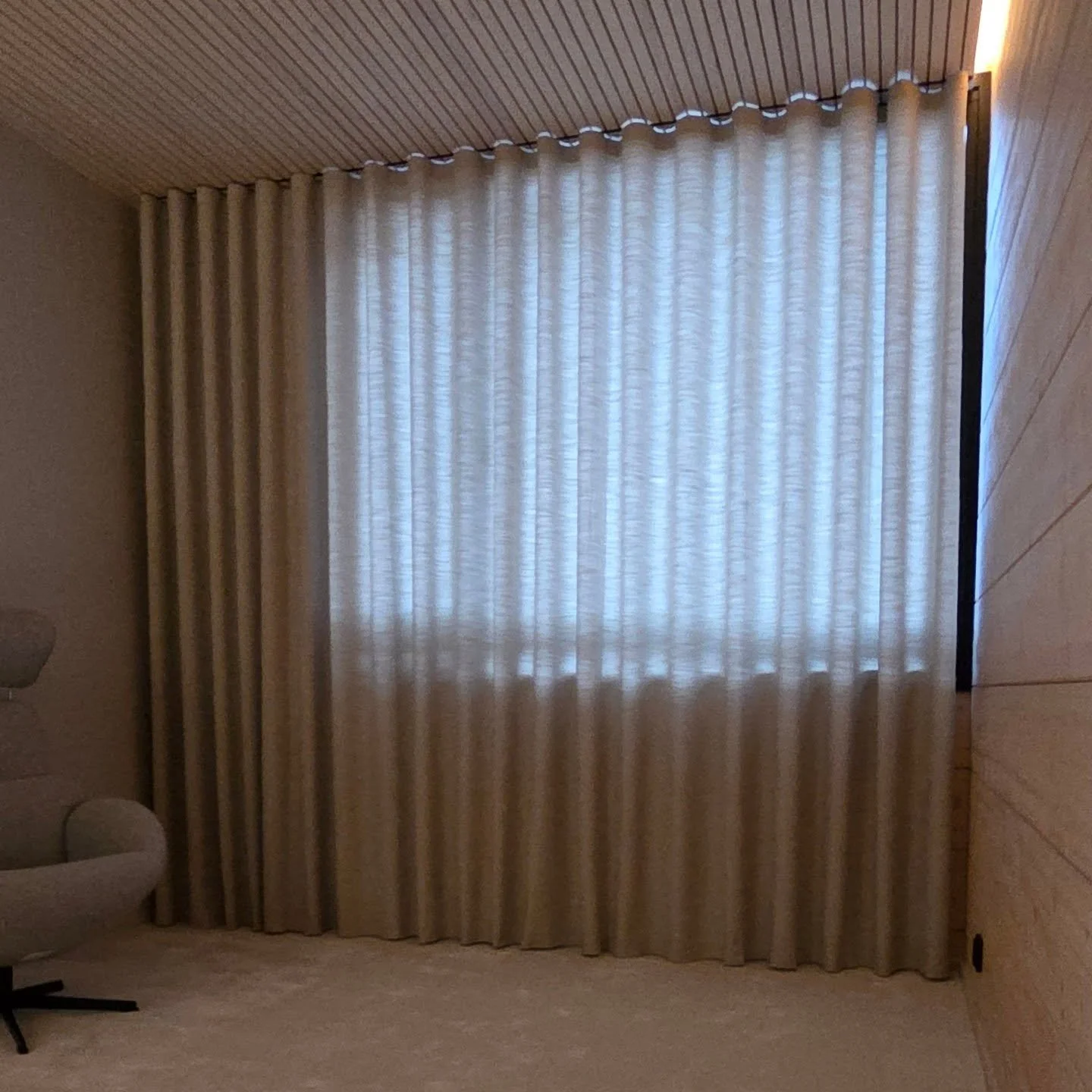Tunnelmaa verhoilla 🤩 T&auml;h&auml;n kohteeseen asensimme jo aiemmin pari rullakaihdinta ja &auml;lyverhon, nyt p&auml;&auml;stiin ripustamaan verhot.  Aula ja iso makuuhuone sai verhokankaaksi upean Cherish kankaan ja muut huoneet monis&auml;vyise