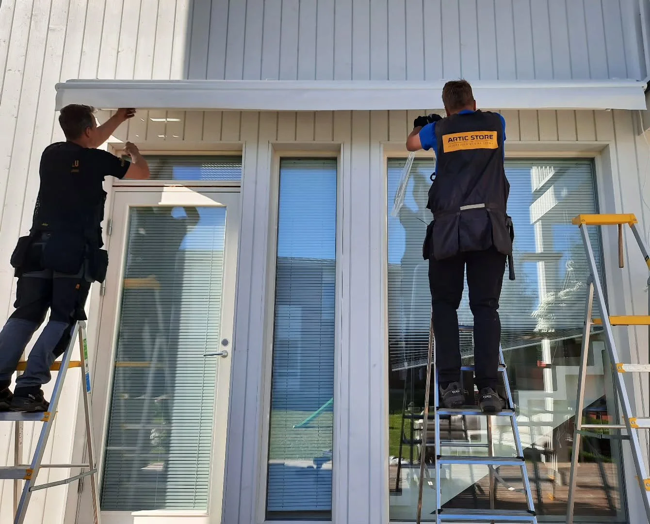 Kun tilaat meilt&auml; tuotteet asennettuna, suoritamme aina ensin mittausk&auml;ynnin. Mittauksella katsotaan kaikki yksityiskohdat l&auml;pi ja valitaan lopulliset kangasvalinnat ja kun mittojen mukaan valmistettu tuote saapuu, sovitaan aika asennu