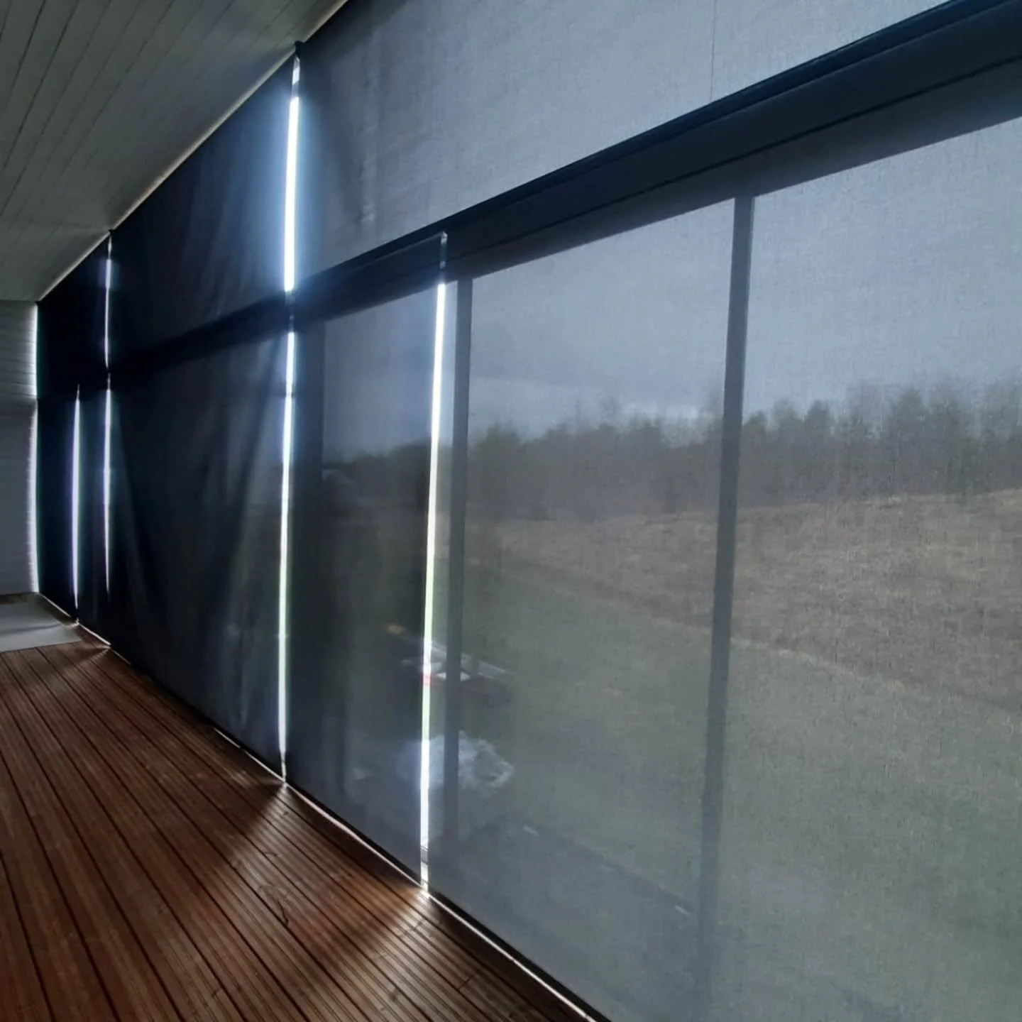 Suojaa terassi kuumuudelta ja h&auml;ik&auml;isylt&auml; tyylill&auml; ☀️

Asensimme asiakkaan terassille screen-kaihtimet, jotka tekev&auml;t oleskelusta huomattavasti miellytt&auml;v&auml;mp&auml;&auml; aurinkoisina p&auml;ivin&auml; 🌿

Valittu Hi
