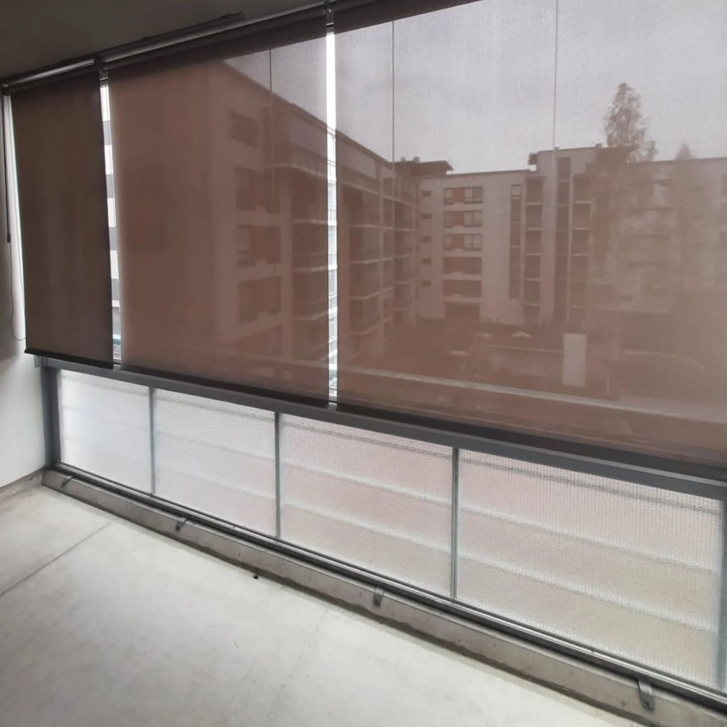 Jos et halua parvekkeelle s&auml;lekaihtimia ja haluat kuitenkin v&auml;hent&auml;&auml; auringon l&auml;mp&ouml;&auml;, voi screenrullakaihtimet olla vaihtoehto. T&auml;m&auml; asennetaan usein siten, ett&auml; kohdasta jossa lasit menev&auml;t nipp